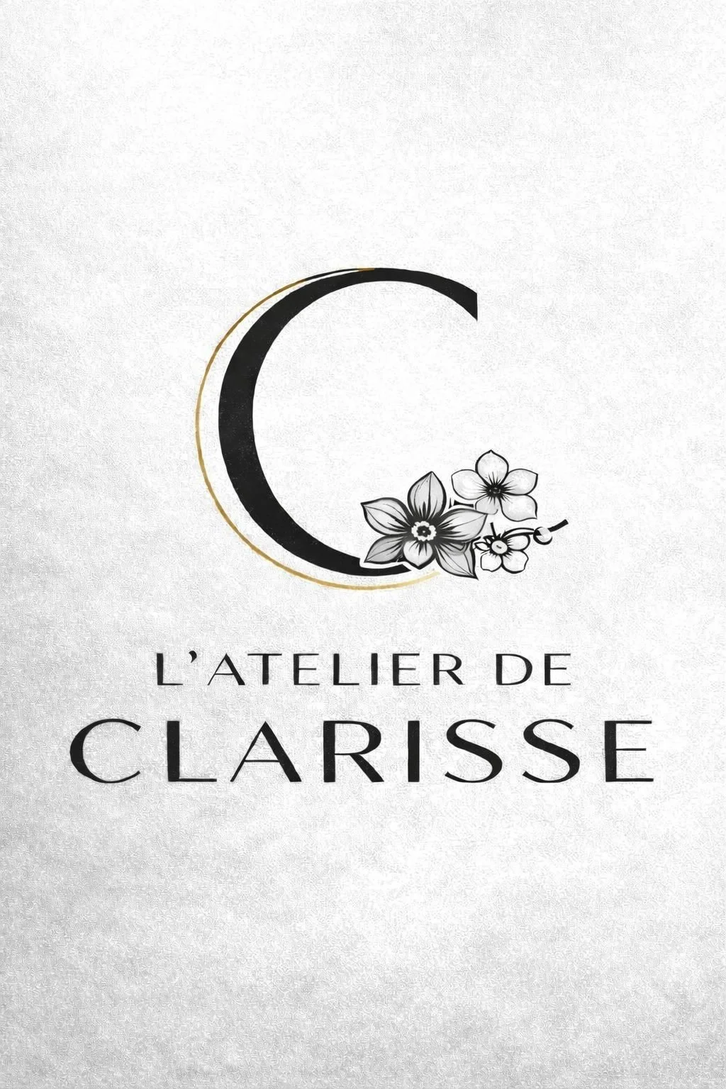 Logo avec un grand C noir, entouré d'une ligne dorée, accompagné de fleurs en noir et blanc, avec le texte 'L'ATELIER DE CLARISSE' en dessous.
