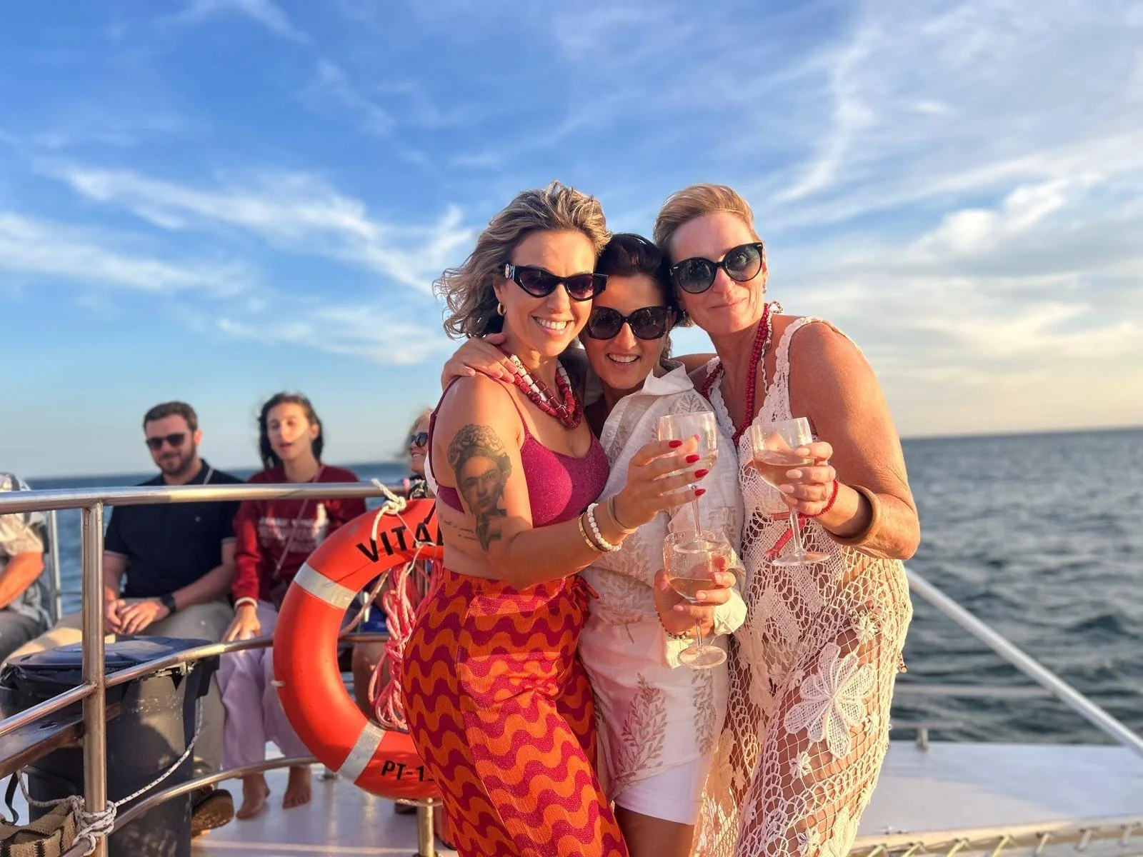 mulheres a brindar num barco