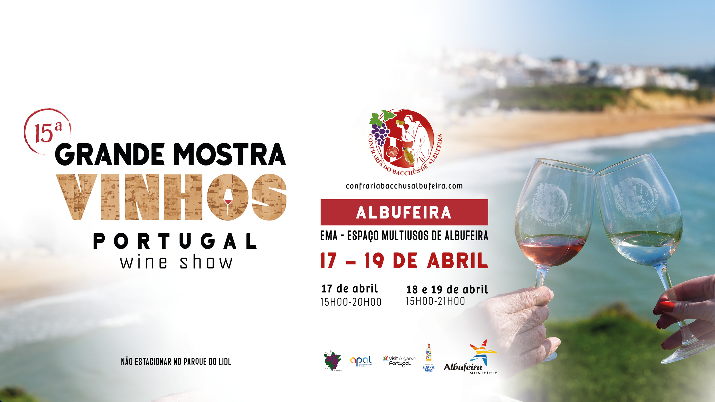 Cartaz de divulgação da 15ª Grande Mostra de Vinhos em Albufeira, Portugal, de 17 a 19 de abril, com informações sobre horários e local no Espaço Multiusos de Albufeira, mostrando duas taças de vinho brancas. Fundo de praia e mar ao pôr do sol.