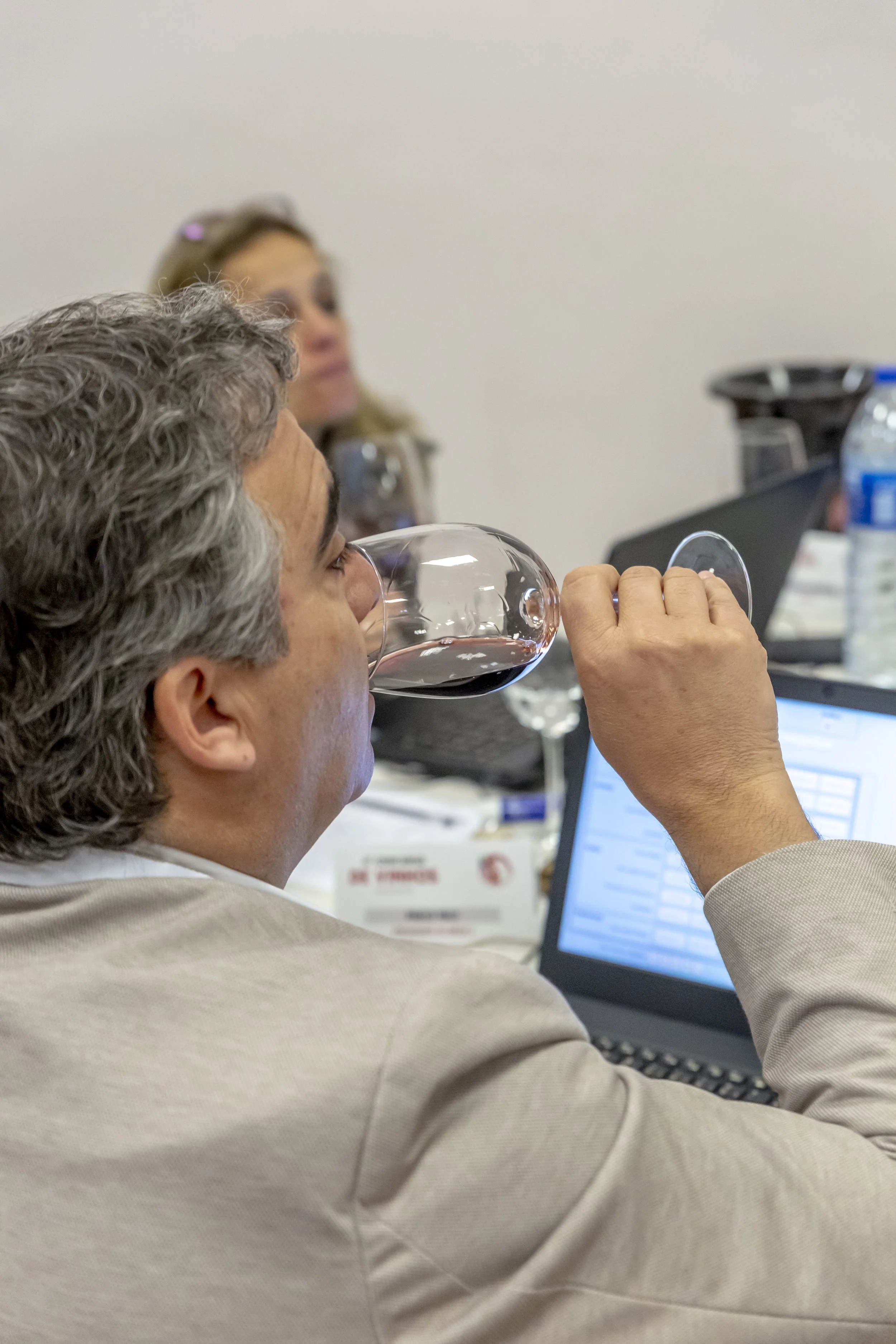 jurado a provar vinho tinto no 11.º concurso de vinhos de Portugal
