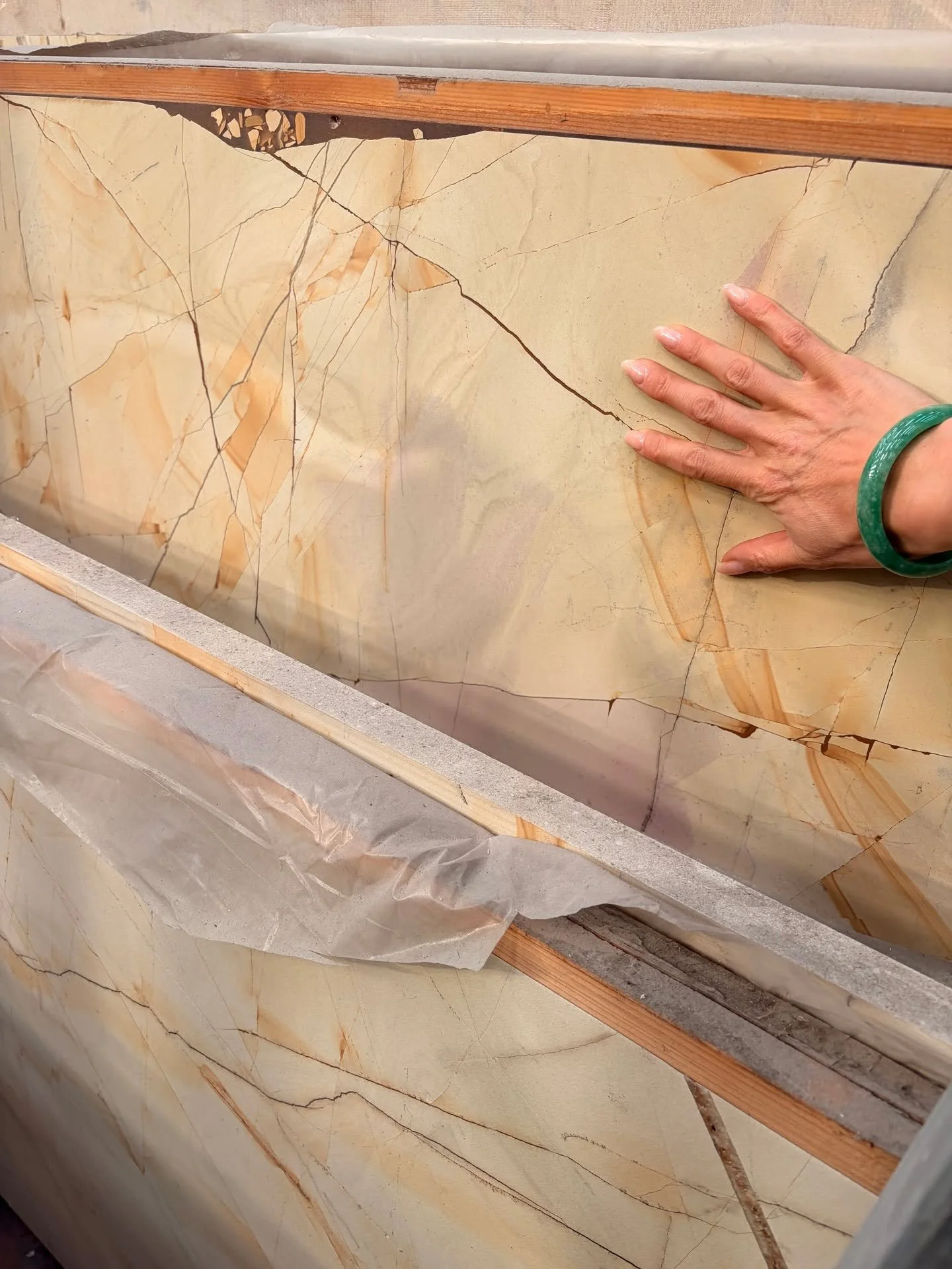 There&rsquo;s a reason you often see a hand in stone photographs.

It&rsquo;s not just for scale.

The contact slightly deepens the tone of the stone, so the colour and veining show up more clearly on camera.

A small detail, but once you notice it, 