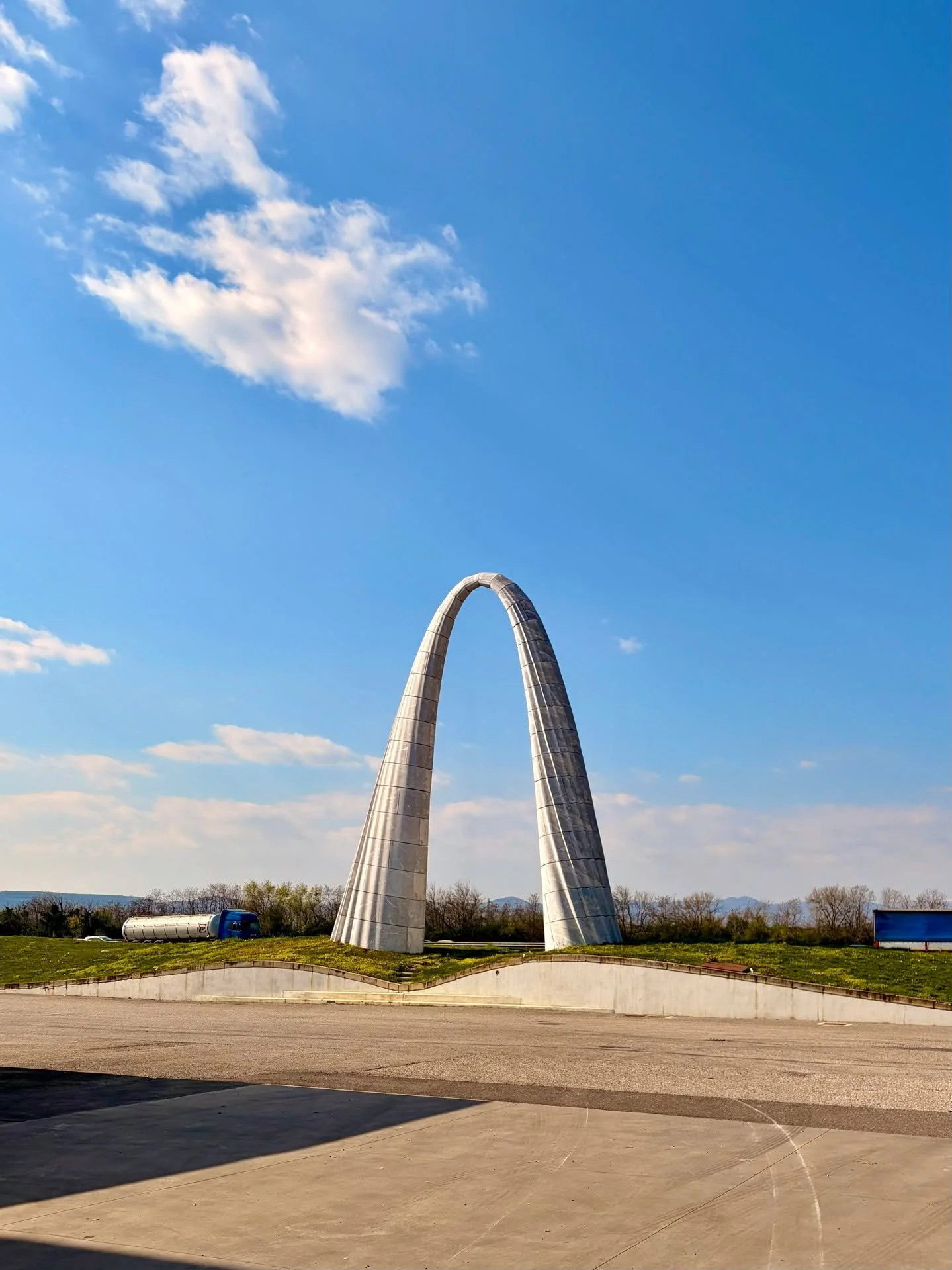 In Italy, between the pasta, sunshine, slabs and red wine, you come across things like this.

A 12-metre marble arch.
Digitally designed, then realised in solid stone.

Not how marble is usually approached.

Here, it&rsquo;s doing more than acting as