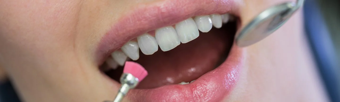 Nahaufnahme einer Person beim Zähneputzen mit einer Zahnbürste. Fokus auf Prophylaxe, Mundhygiene und Vorbeugung von Karies und Zahnfleischerkrankungen.