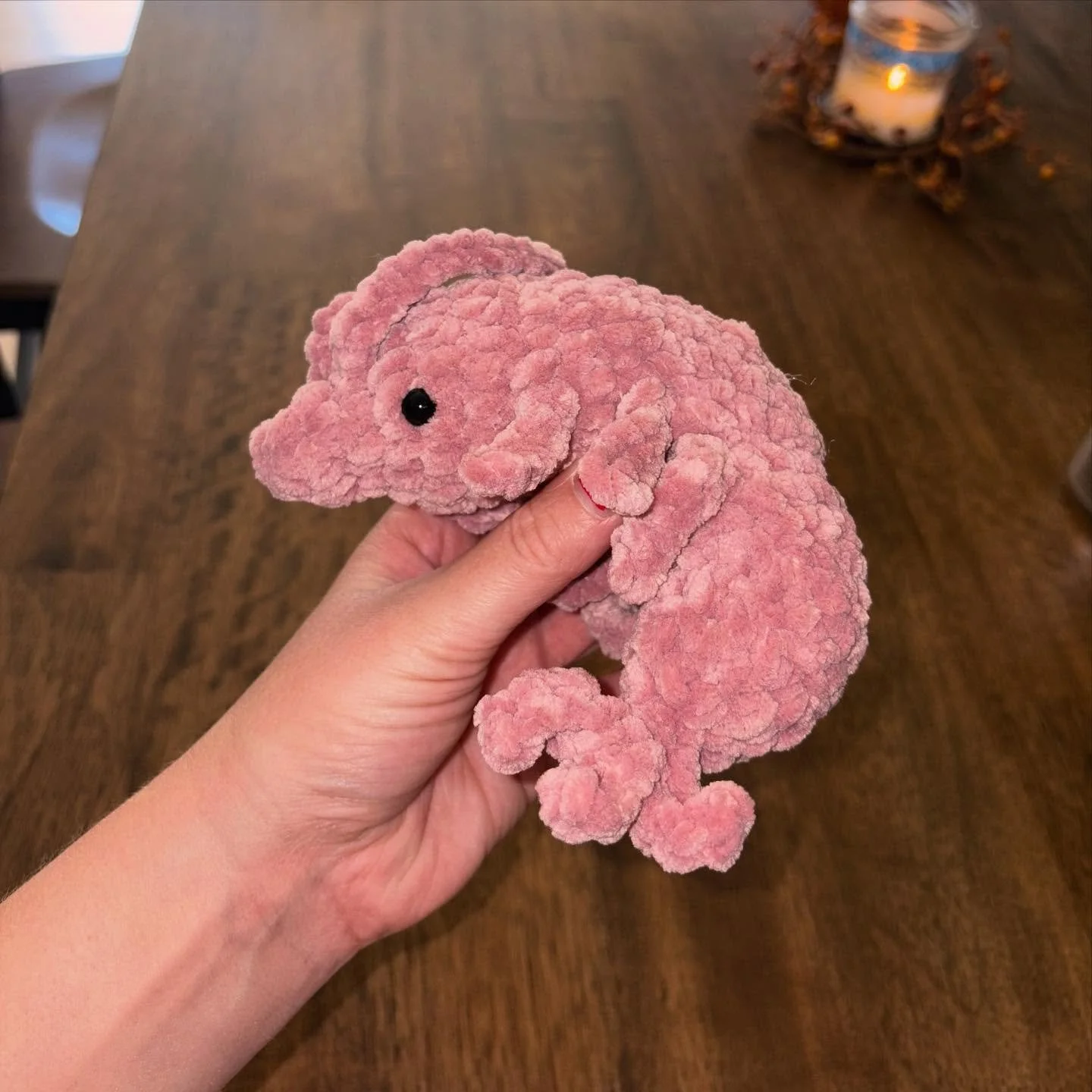 Absolutely obsessed with this lil shrimp dude. Pattern by the talented @starlit.crafts 🦐✨

#crochet #shrimp #amigurimi #handmade #smallbusiness #catsarebetter