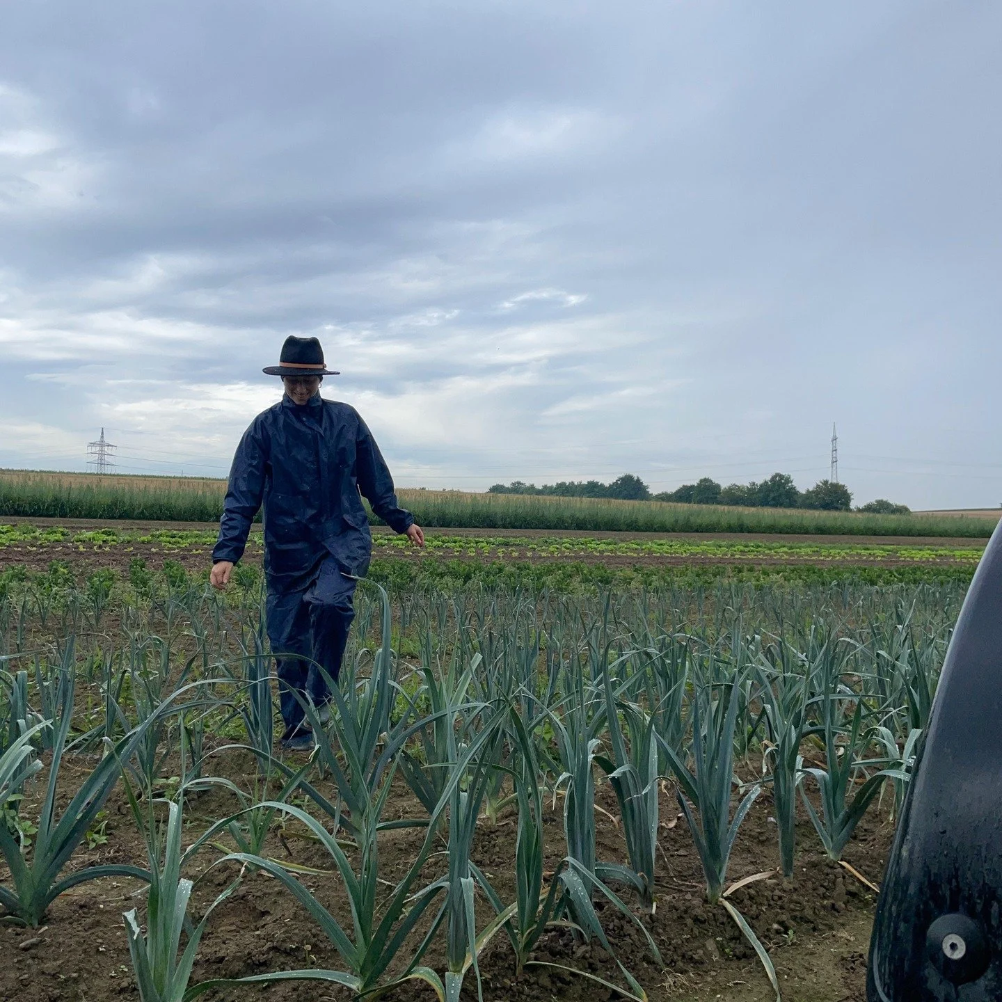 🌧️ Von der Motorradtour auf den Acker

Regen im Gem&uuml;sebau? Gibt&rsquo;s oft.
Gem&uuml;se bei Regen trotzdem ernten? Muss man.
Gut vorbereitet sein? Unbedingt. 💪

Zum Gl&uuml;ck hab ich da was:
Meinen Regenanzug aus Vietnam.
Urspr&uuml;nglich f