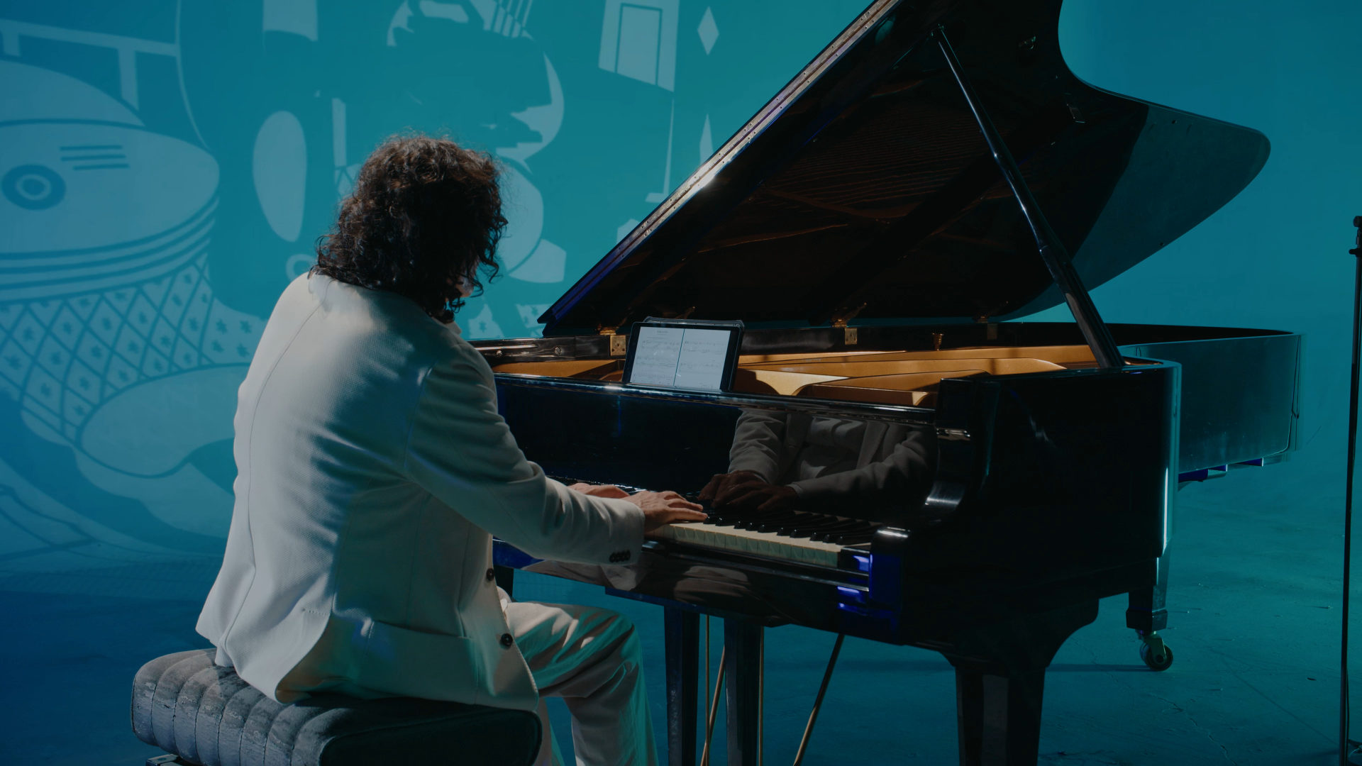 Personnage jouant du piano à queue noir dans une salle avec un fond bleu et une illustration murale de percussion