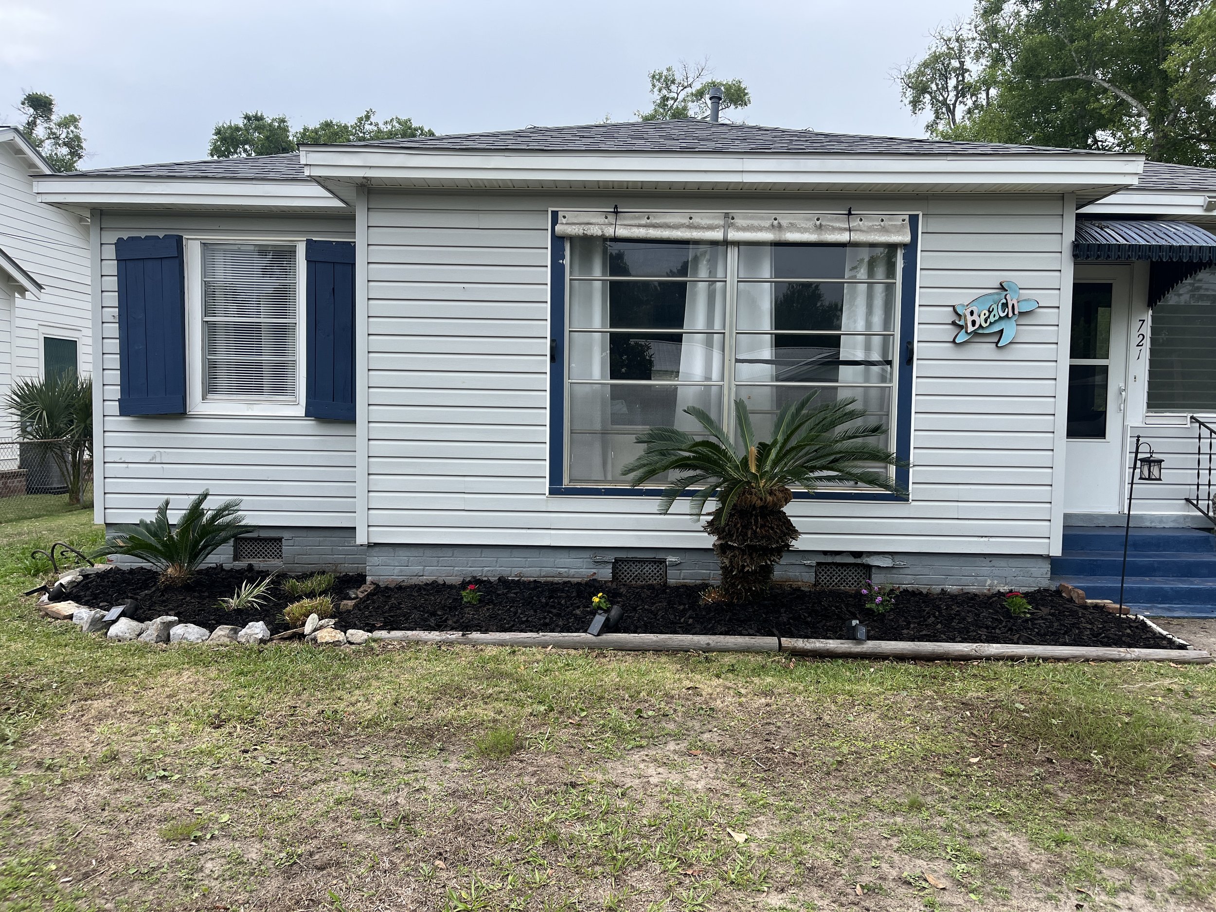 flower bed in gulfport Ms installed by professional landscaping company S.I. Lawn Care