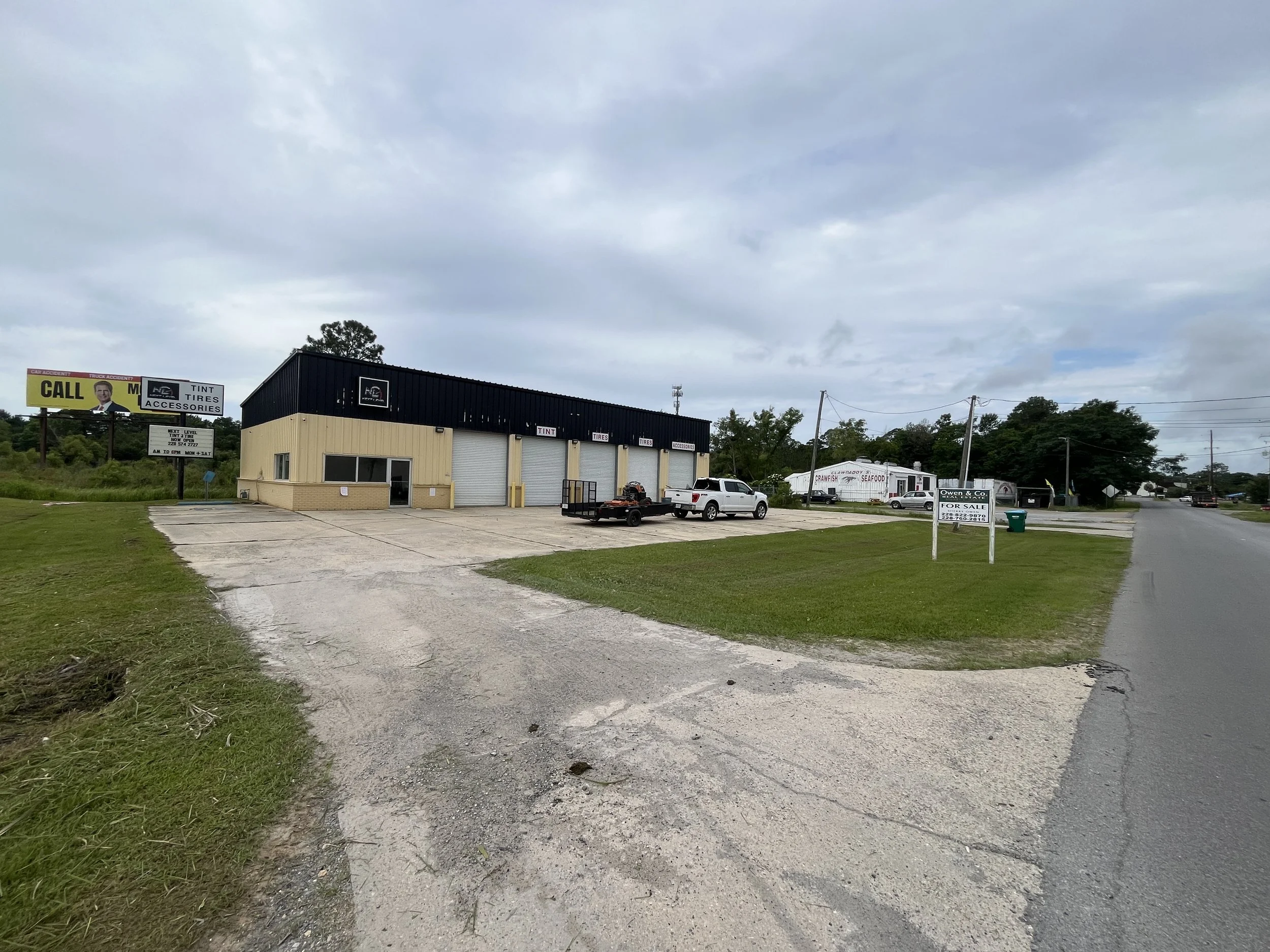 Commercial property lawn maintenance in Gulfport MS featuring freshly cut grass, clean edges, and professional landscaping services by S.I. Lawn Care for local businesses.