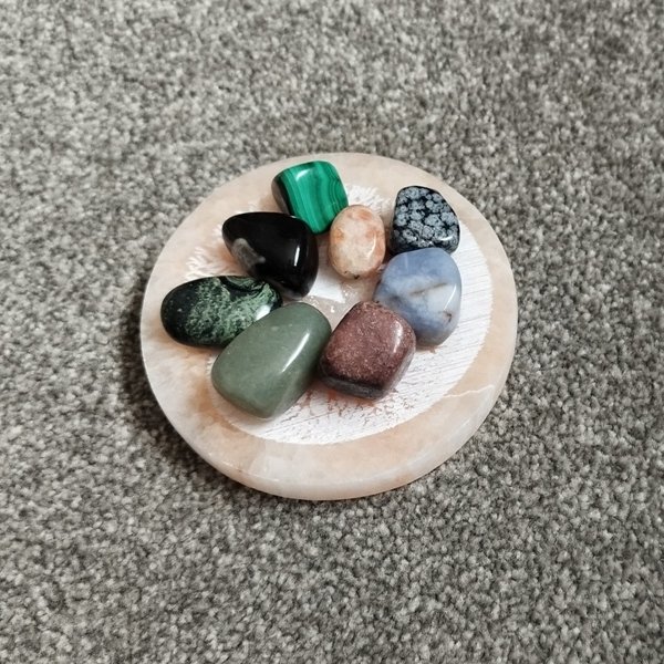 Cleansing Crystals With Selenite Charging Plates