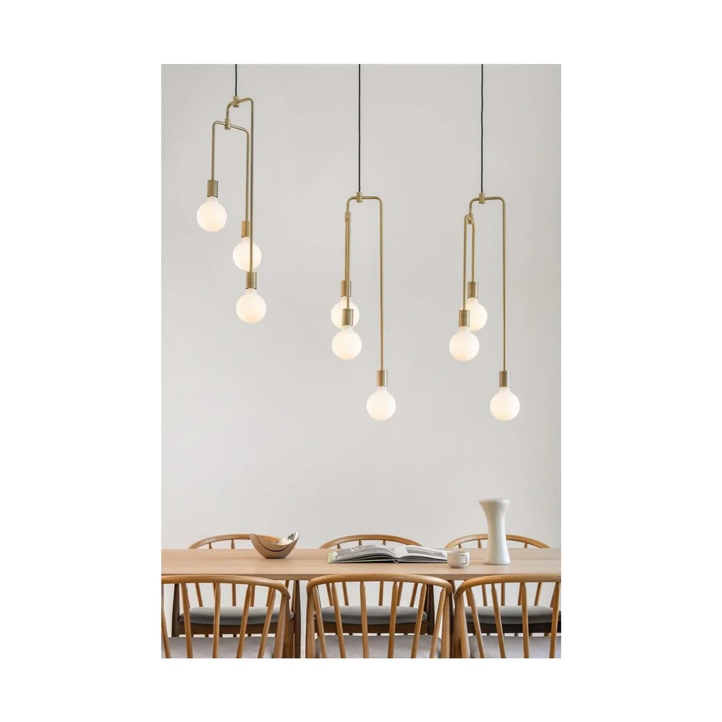 God l&oslash;rdag ☀️ Stylet dette nydelige huset i Fetsund. Fine detaljer og flott beliggenhet med b&aring;de utsikt og mye sol. Ute til salgs n&aring; 🥰

@semogjohnsen 

#contemporaryliving #interi&oslash;r 
#interi&oslash;rinspirasjon #skandinavis