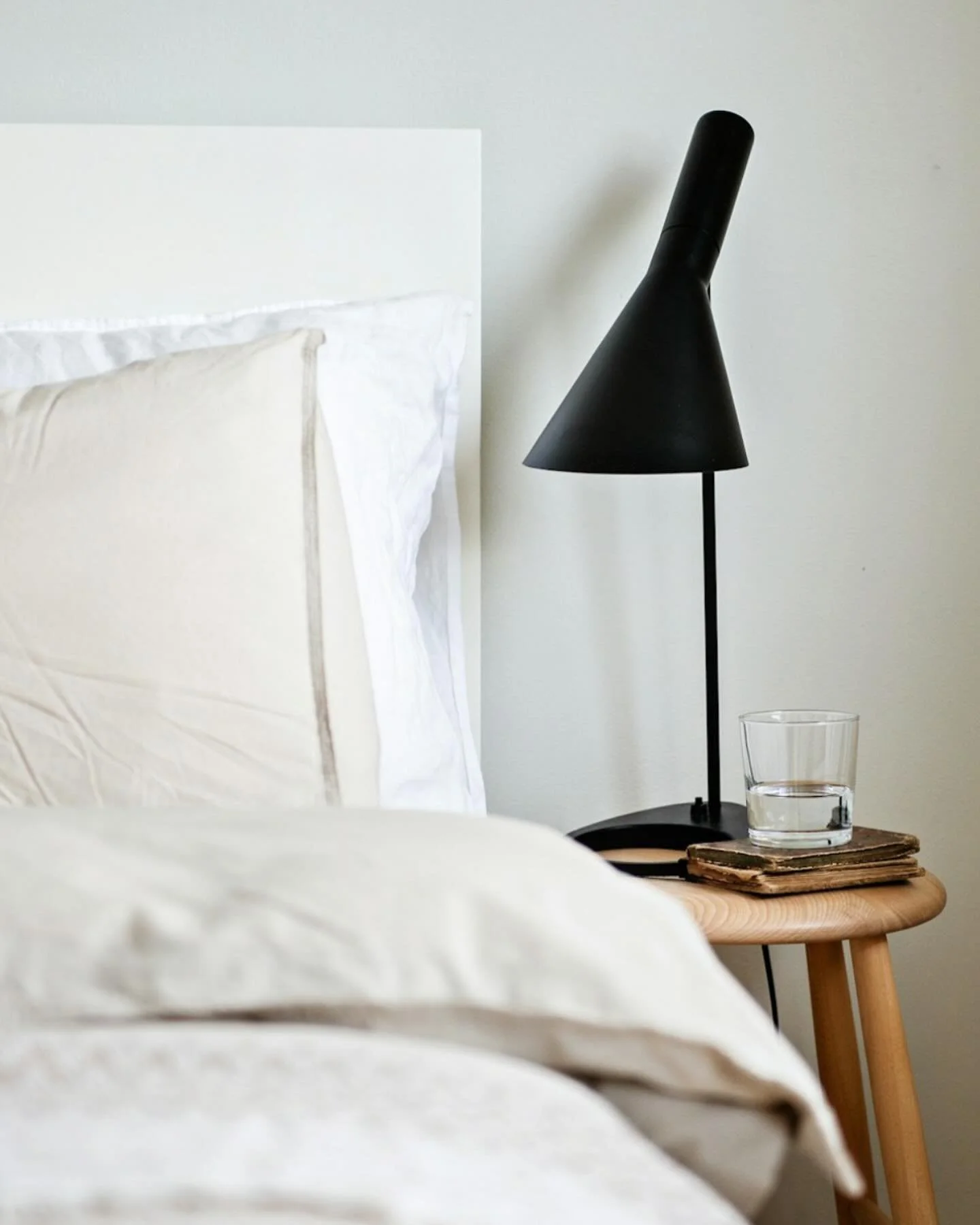 Sort og stramt mot det myke og rustikke - fine detaljer fra Martin Borrebekkens vei - solgt i en fei 🥰

#contemporaryliving #interi&oslash;r 
#interi&oslash;rinspirasjon #skandinaviskehjem #hjem #nordiskehjem #boliginspirasjon #skandinaviskhjem #hje