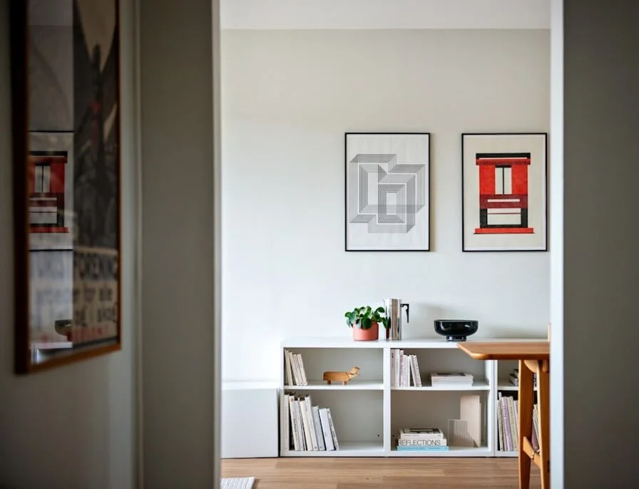 Jeg er utdannet grafisk designer og hjertet mitt elsker det grafiske uttrykket - ogs&aring; i leiligheter. Denne leiligheten hadde s&aring; fine stramme linjer og kule fargeklatter i interi&oslash;ret. Nydelig foreviget av flinke @studio_oslo_as 🥰

