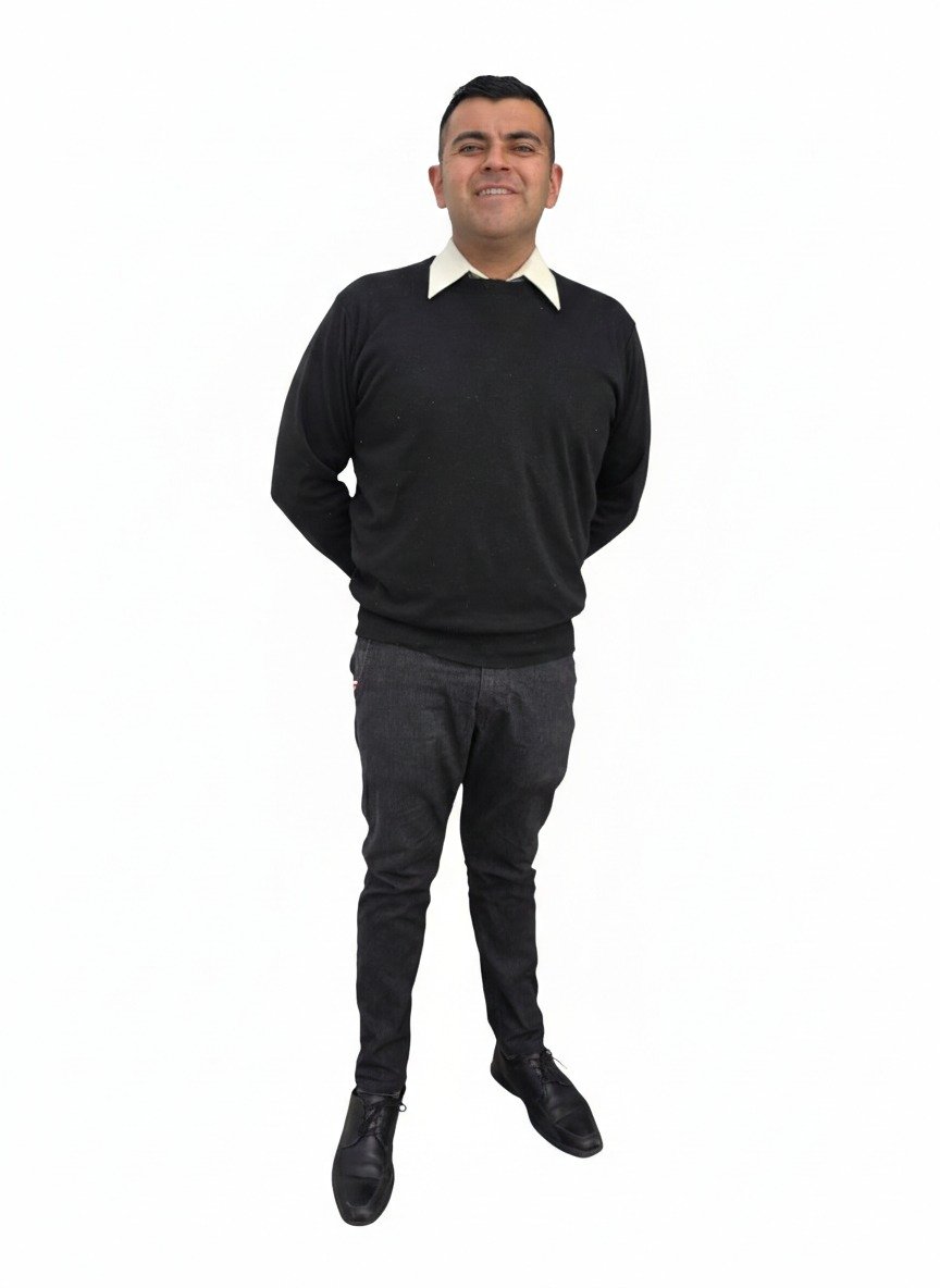 Hombre de pie con ropa formal, sonrisa y fondo blanco.