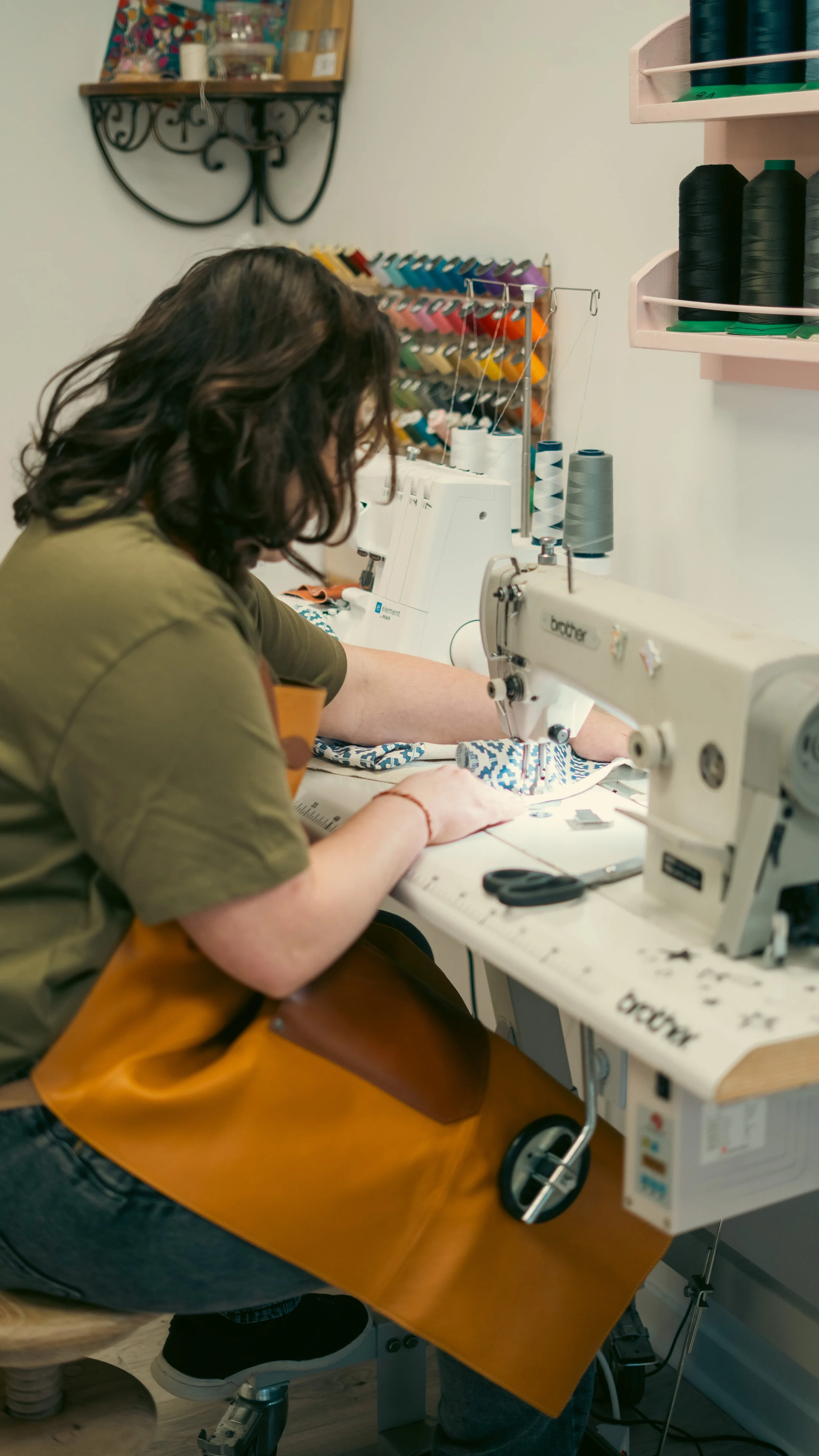 Charline en train de coudre des textiles d'ameublement sur-mesure à l'atelier CasaMia, Darnétal