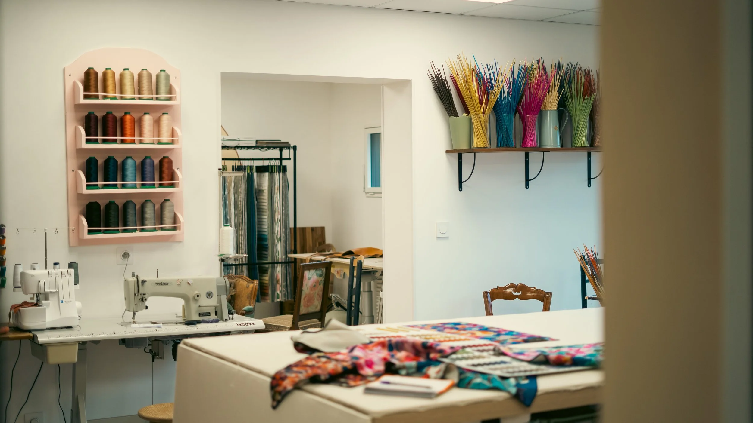 Vue de l'atelier artisanal CasaMia à Darnétal — espace de création et restauration de mobilier