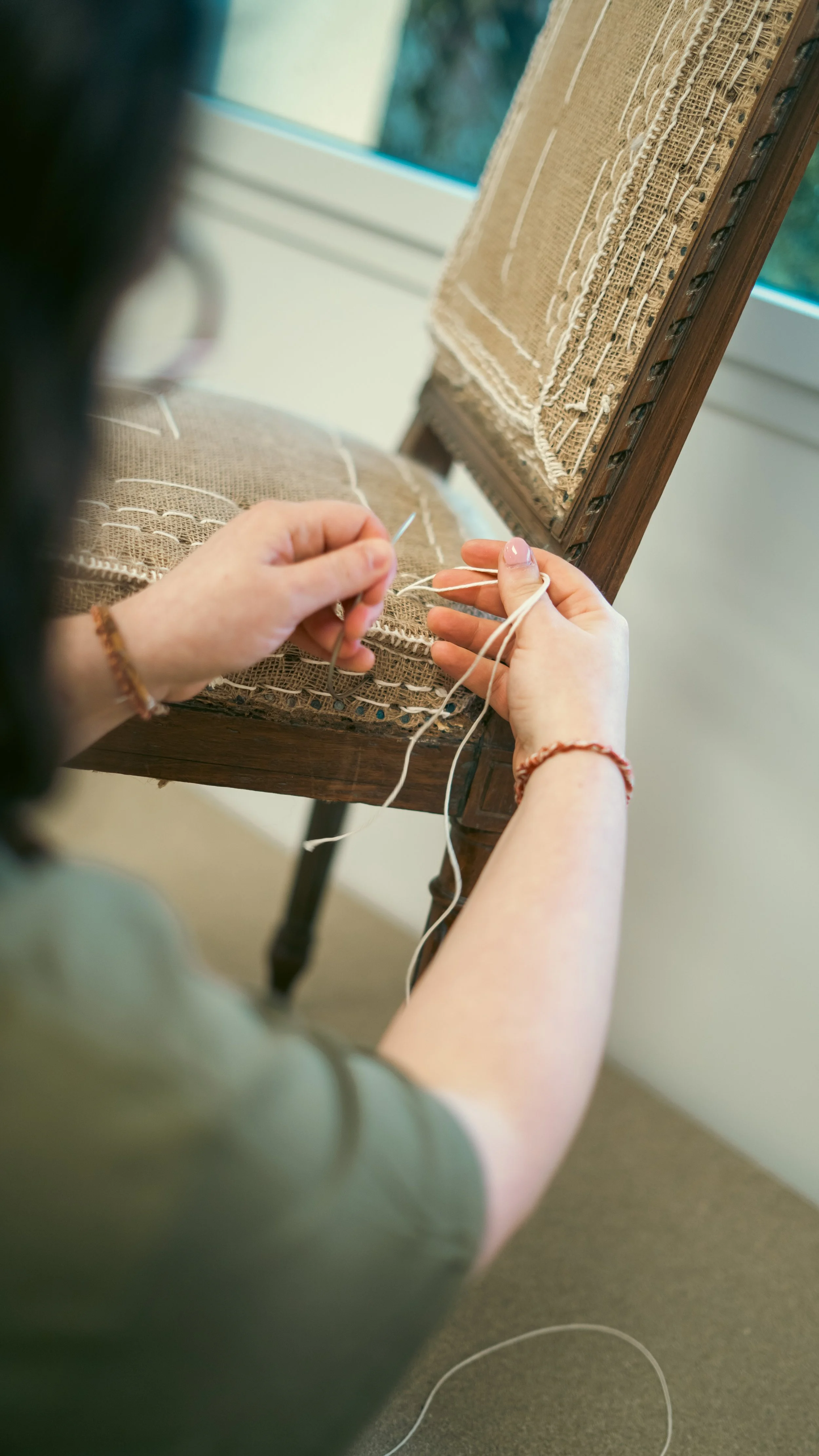Charline, tapissière artisane, au travail dans l'atelier CasaMia à Darnétal