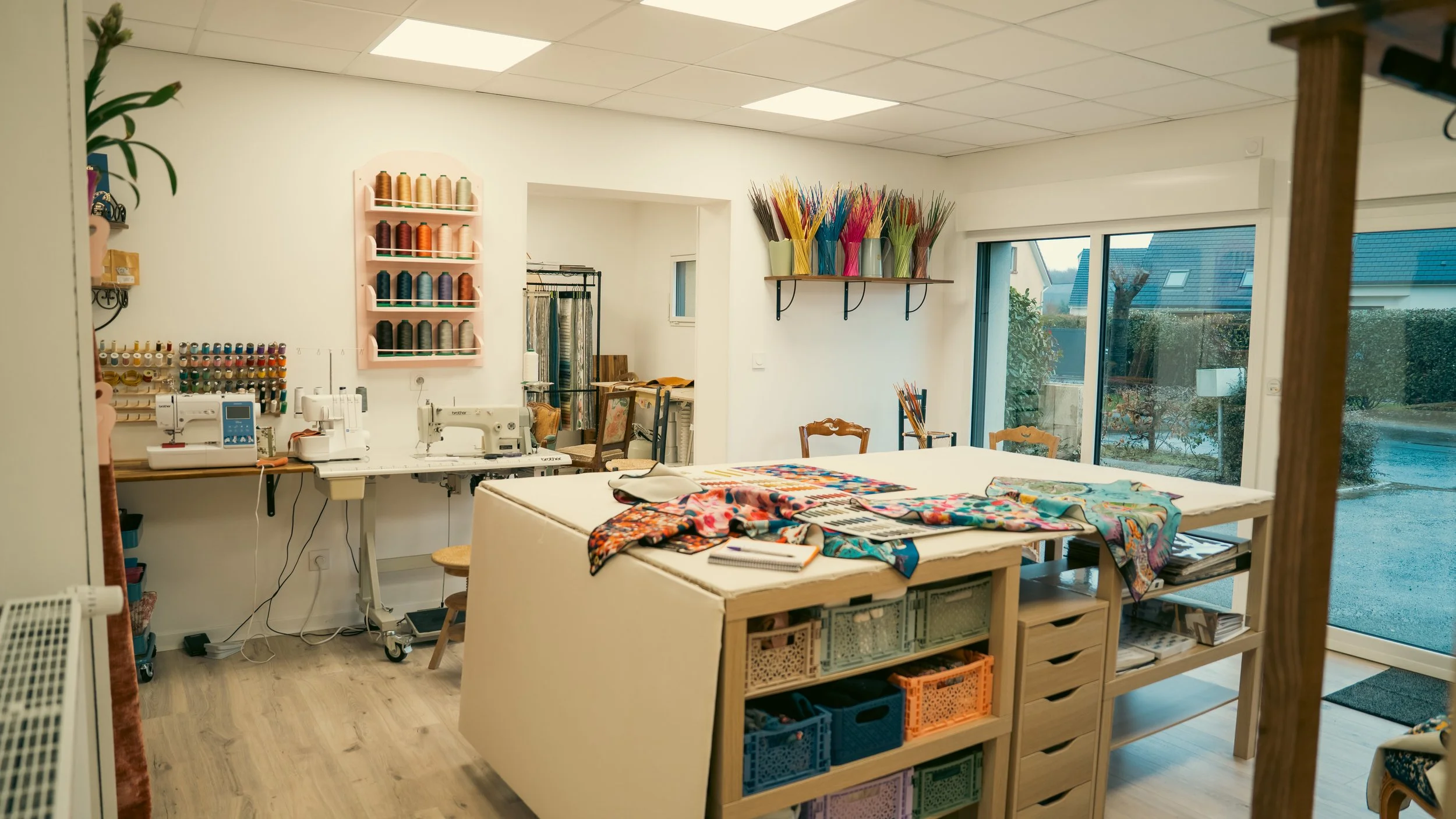 Atelier de tapisserie CasaMia à Darnétal — vue de l'espace de travail artisanal