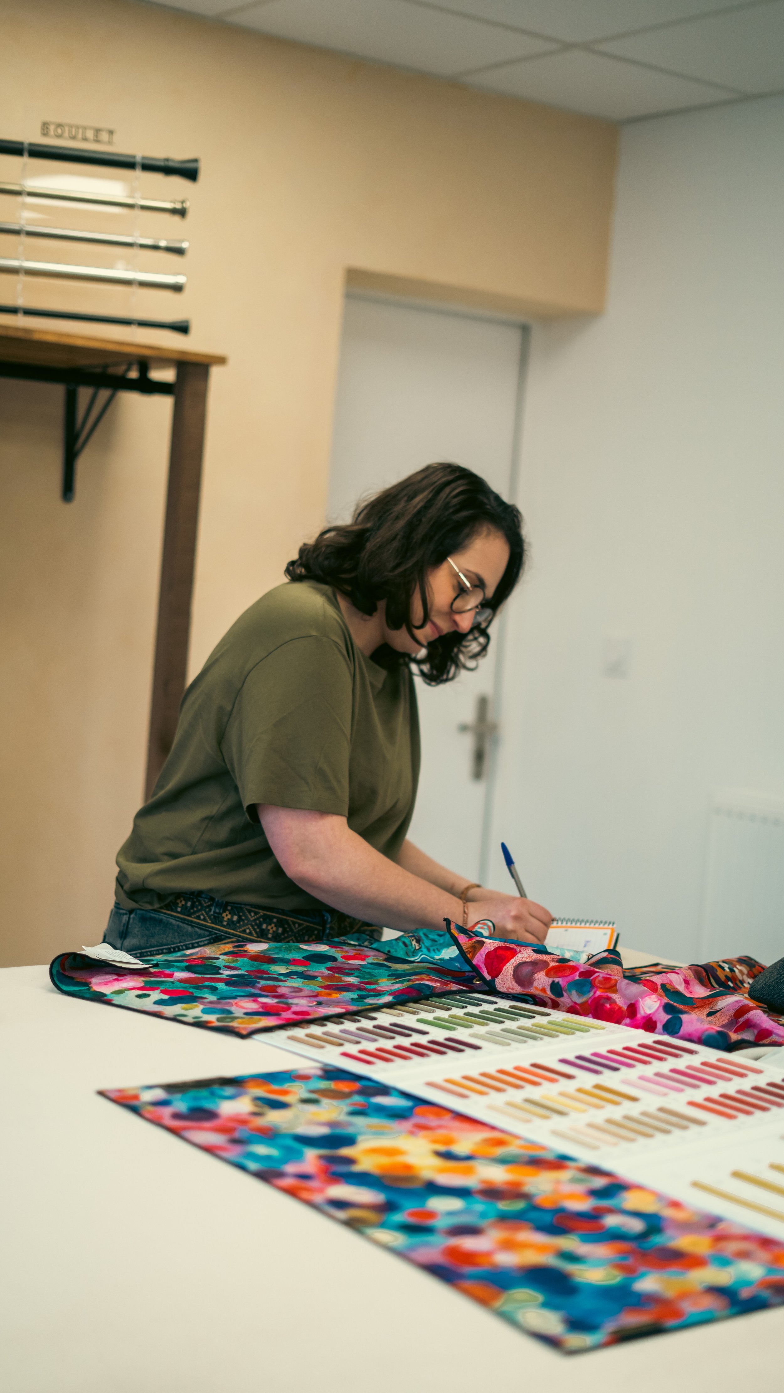Charline travaillant sur une création textile sur-mesure à l'atelier CasaMia, Darnétal