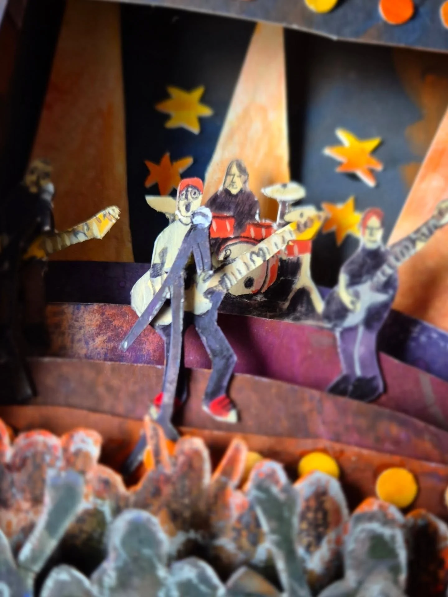 A concert in a box! 

Celebrating my dear friend Gary @brett_and_the_cassette's 60th birthday! He played with his band this weekend and to celebrate I put them all in this little box! It was a blast!!!

#popup #diorama #childrensillustrations #llustr