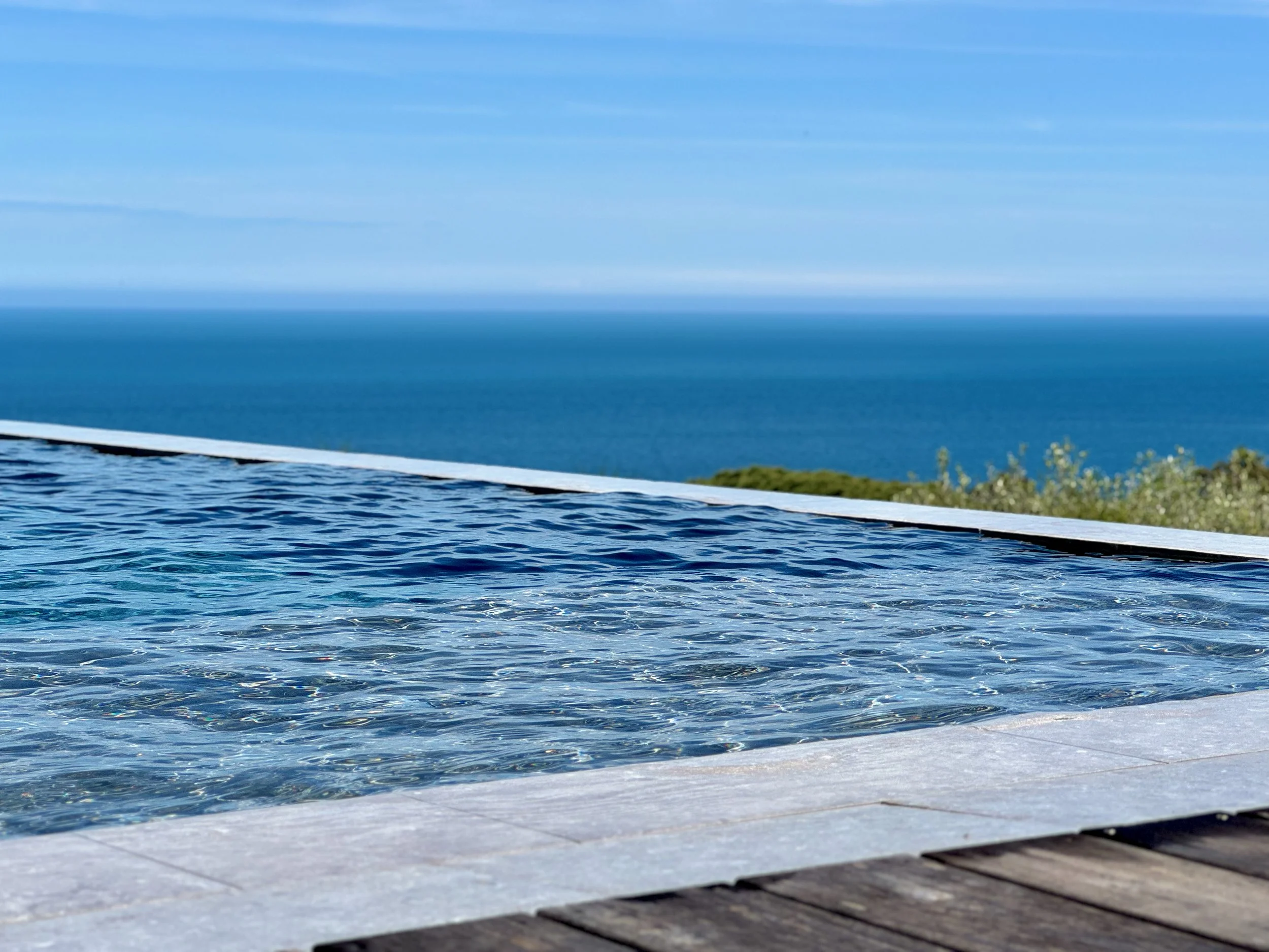 Piscine à débordement avec vue mer