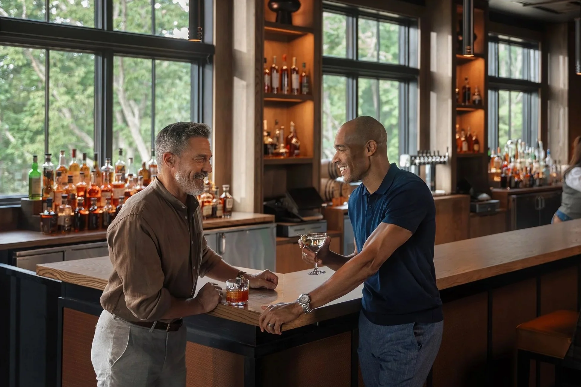 ATLOKQQ_Auld_Bartender_Guests_01.jpg