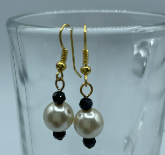 Pearl Noir Dangles 2.png