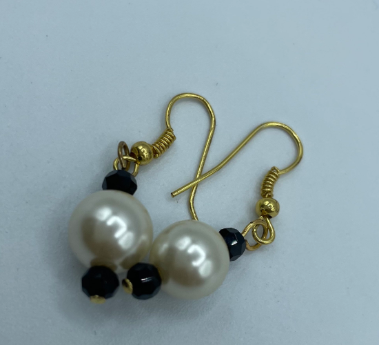 Pearl Noir Dangles 1.png