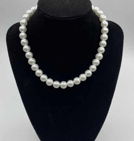 White Pearl Choker 1.png