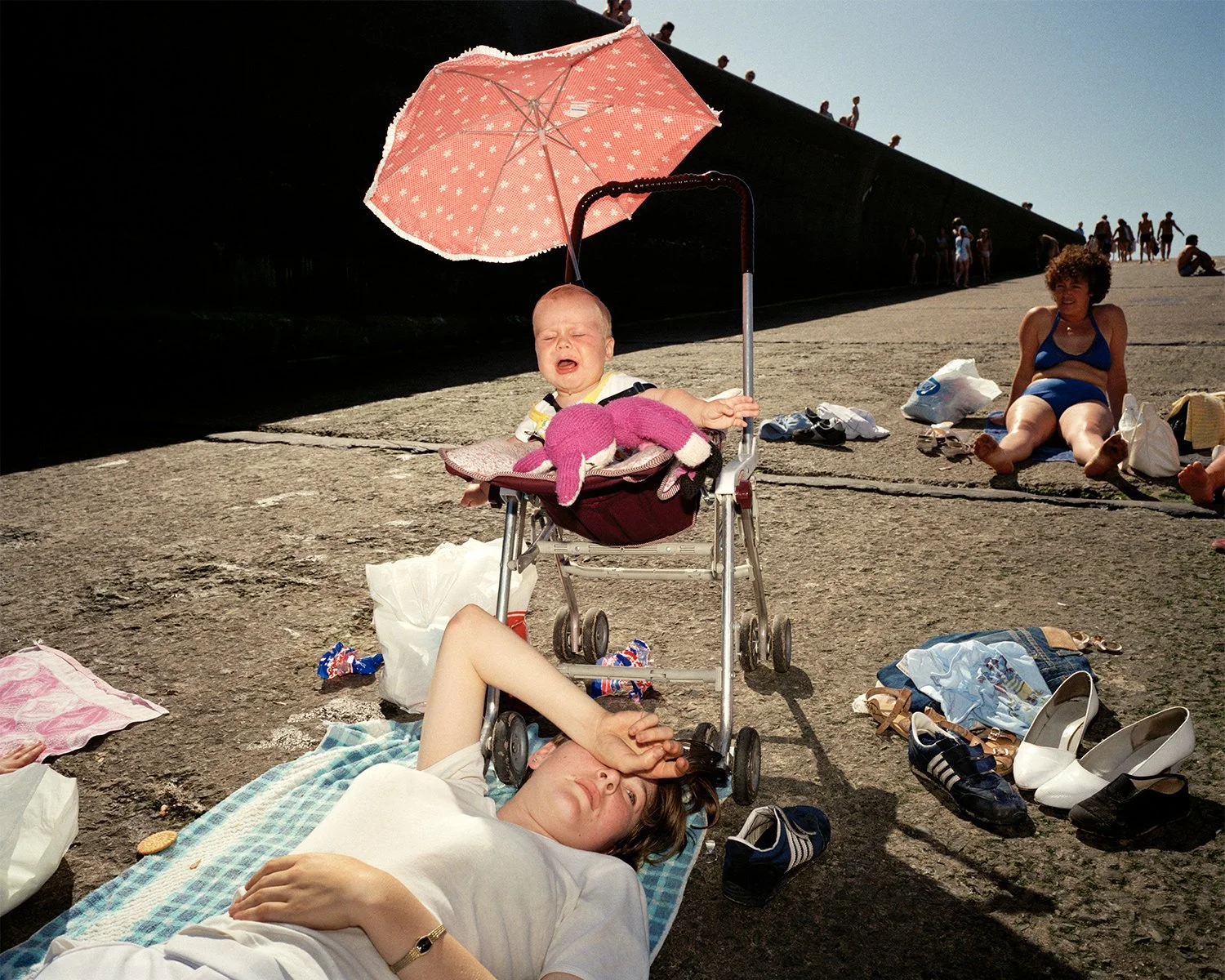 martin parr last resort - מרטין פארר הנופש האחרון 
תינוק בעריסה בוכה, אמא שוכבת על הקרקע עייפה