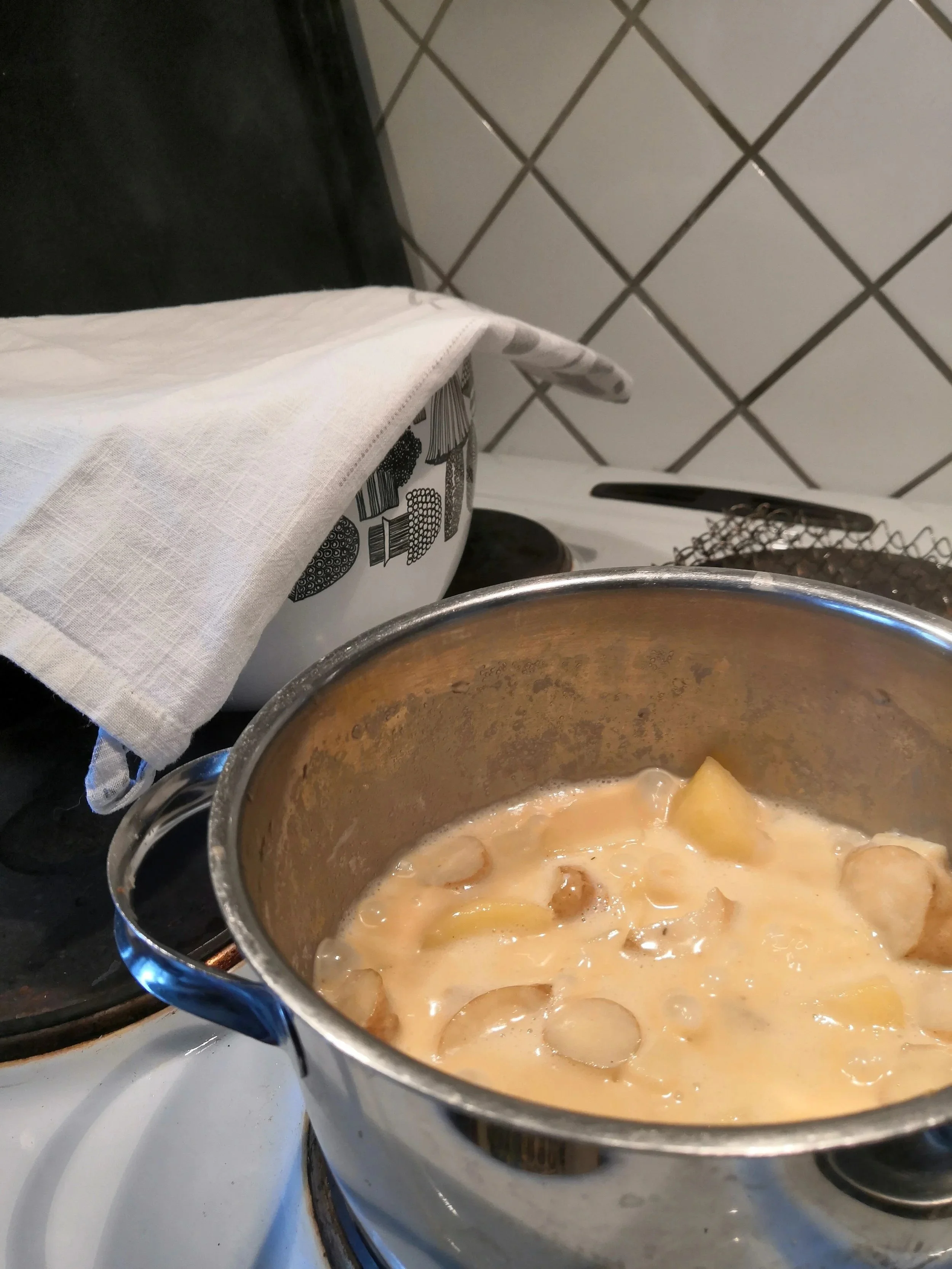 Neljä maa-artisokkakeittoa