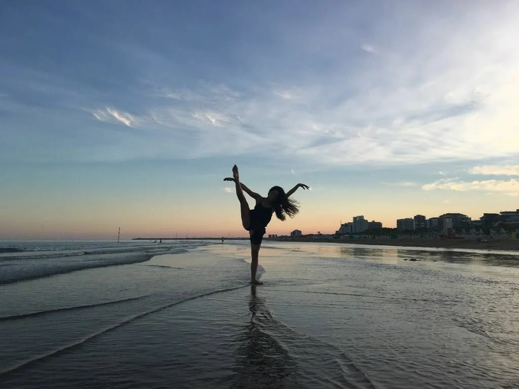 Jennifer Khermache danseuse — levé de jambe sur la plage au coucher de soleil