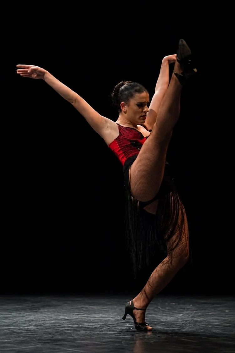 Jennifer Khermache danseuse professionnelle — performance cabaret sur scène
