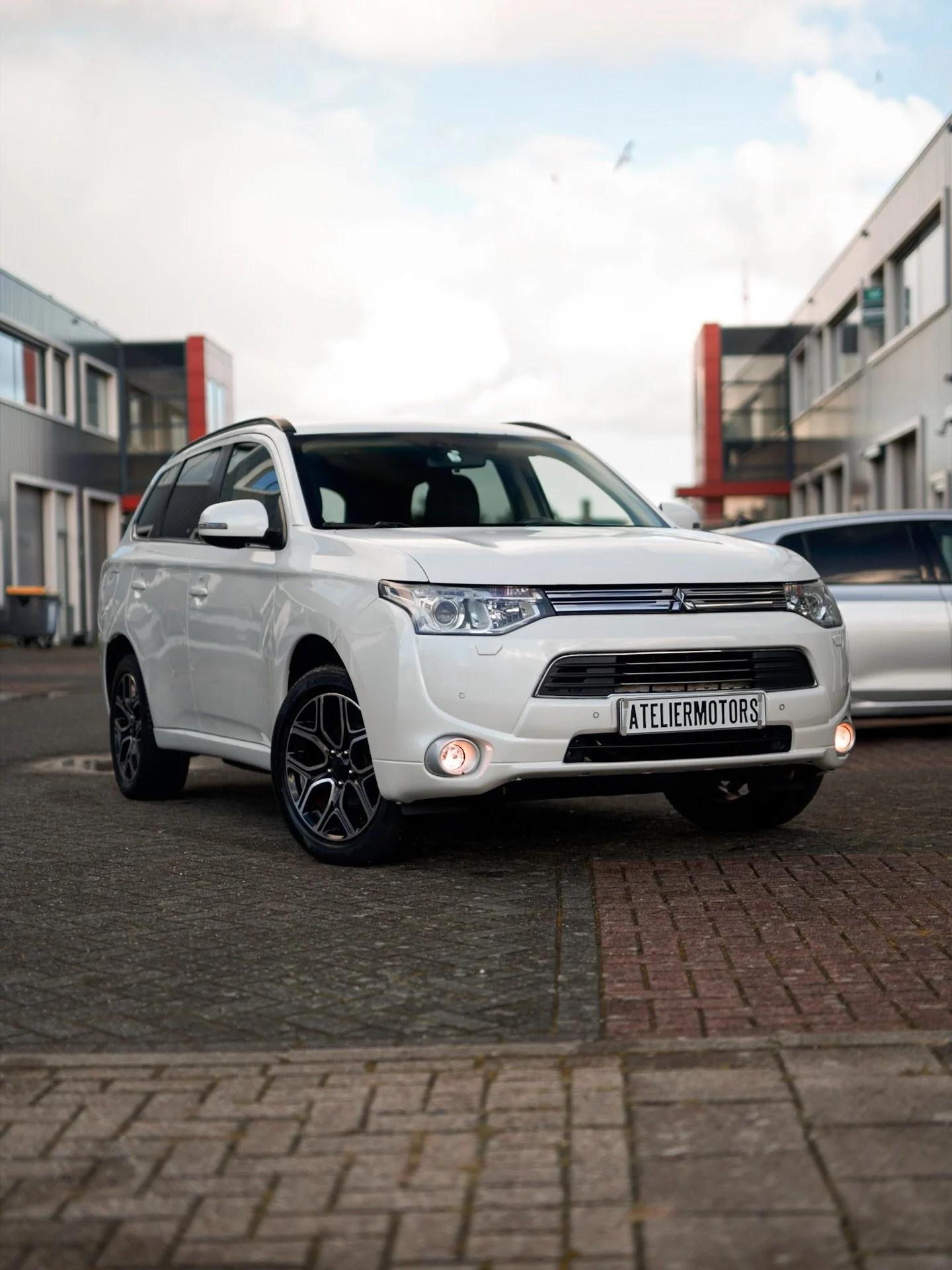 Deze Mitsubishi Outlander is zowel van binnen als buiten grondig gereinigd. De eigenaar van deze mooie SUV heeft ons gevraagd om het verkoopklaar te maken. 

De leren bekleding is zorgvuldig gereinigd en gevoed. Ook het stuur en de kunststofdelen zij
