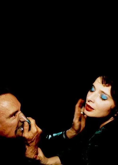 Blue Velvet Film Analysis: David Lynch’s Suburban Horror and Psychological Descent