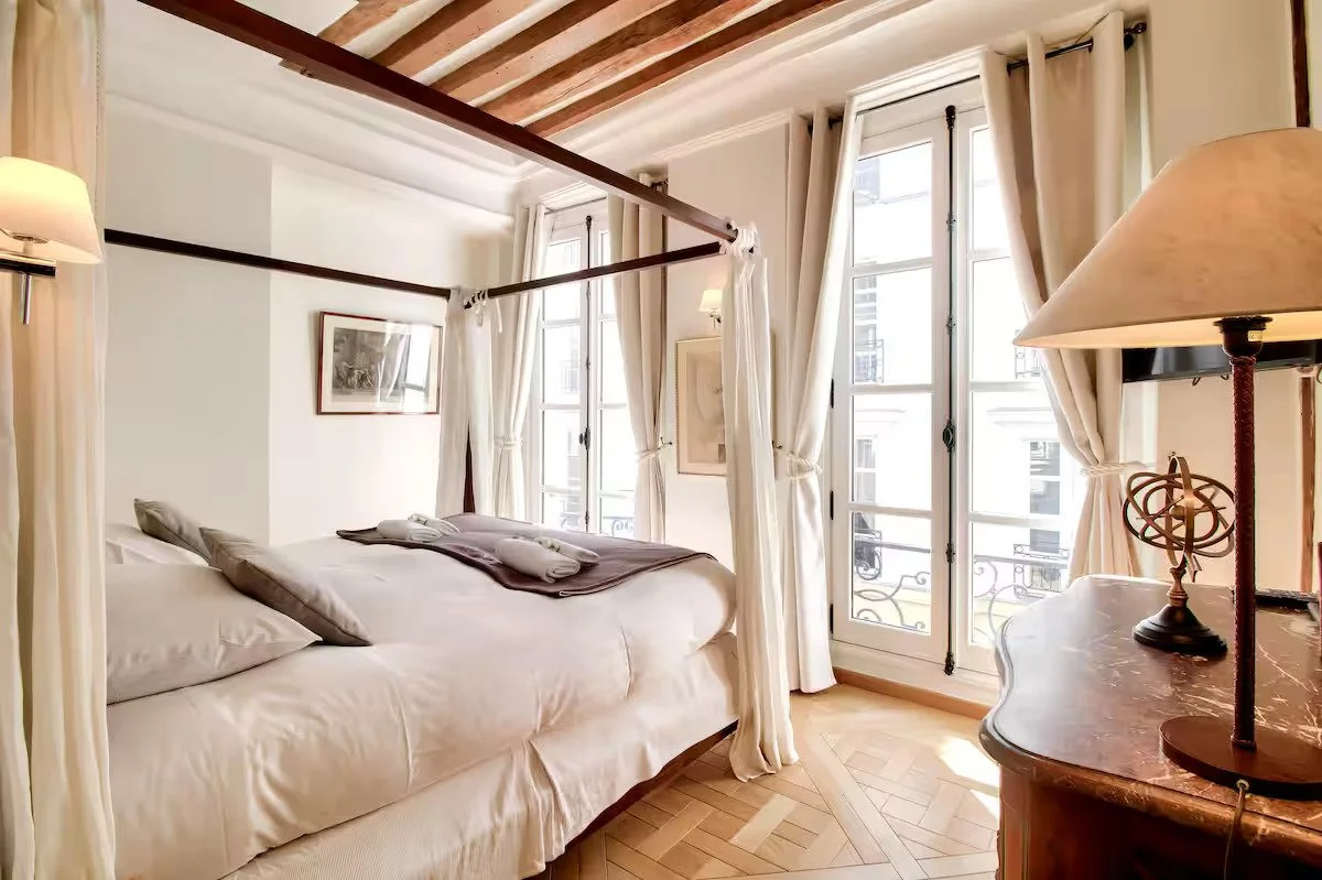 Appartement haut de gamme géré par une conciergerie à Paris – salon lumineux proche Montorgueil