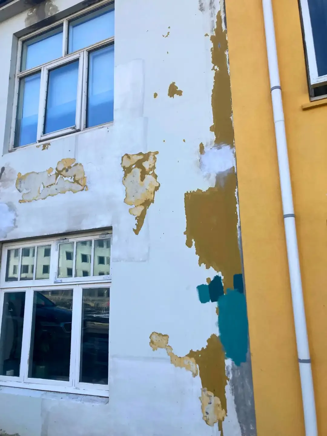 Copyright Knot Waste: Reykjavik, Iceland: Moist sea air carrying salt spray and harsh winds accelerates building weathering. 
