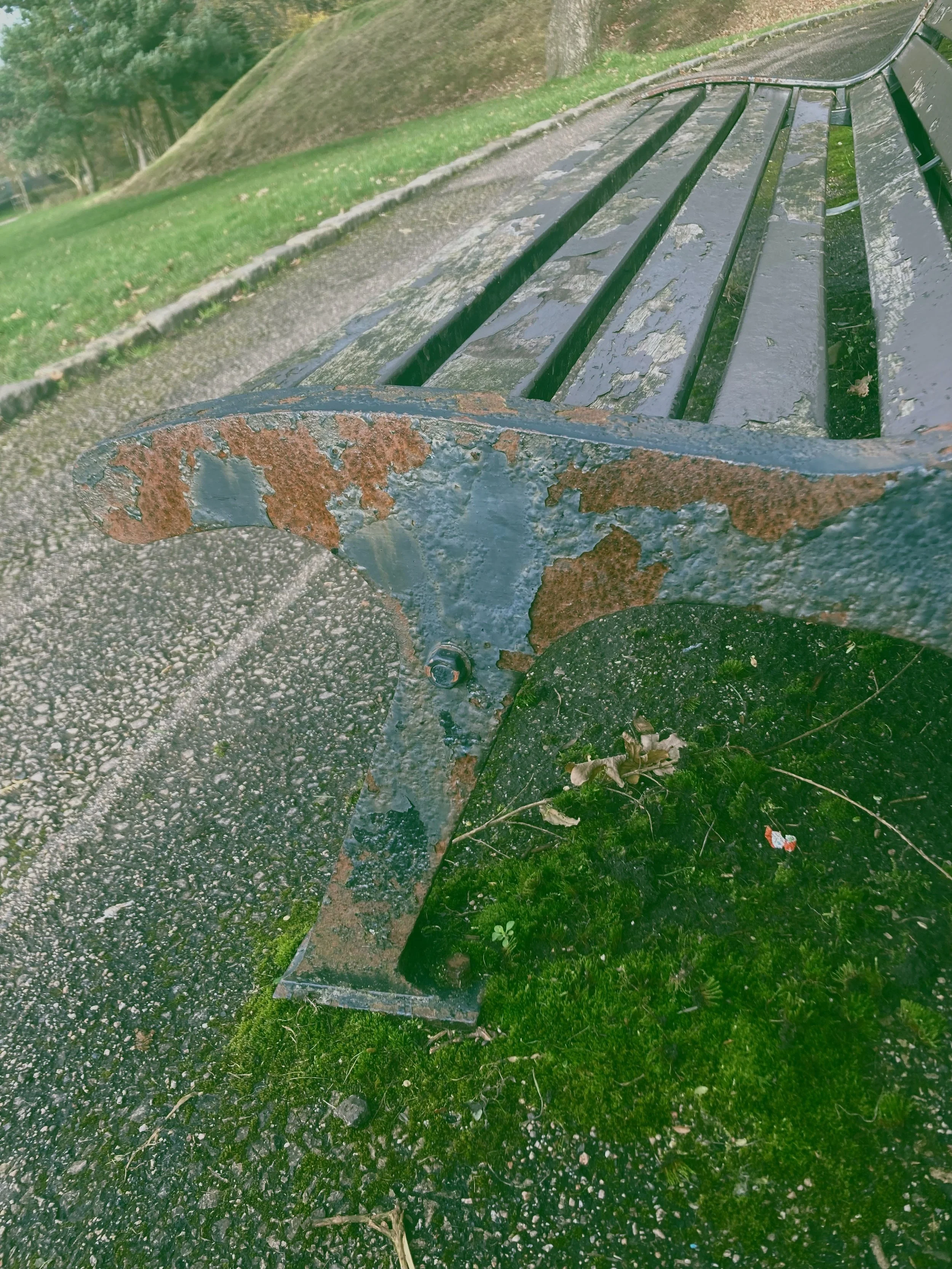 🪡 From a rust and moss sit-spot in a park to punch-stitching old denim jeans into a mini rug&hellip; modelled by a spaniel who thinks anything is a blanket. 🐶

#knotwaste #mendyourfuture #denim #denimupcycle
