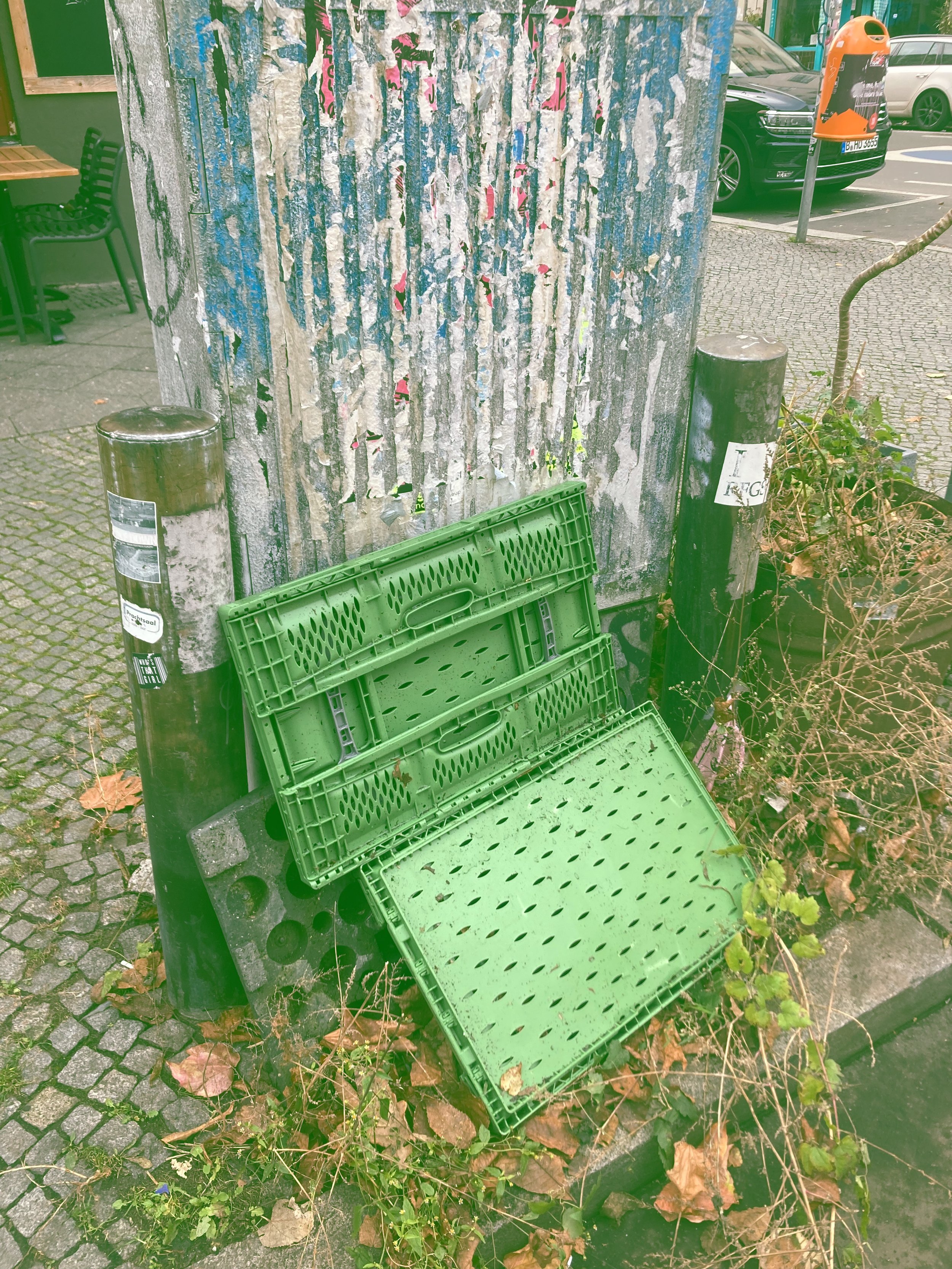 🤳Snapping litter on our urban strolls is one of our more unusual nature-connection activities! 
Have you tried it?

🗑️ Explore our Urban Litter Gallery  on Knot-Waste.com for some inspiration. 

#knotwaste #mendyourfuture #litterphotography #litter