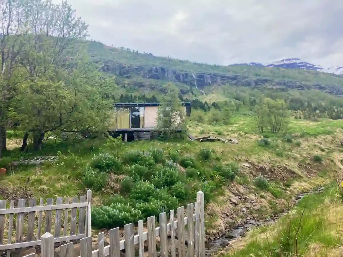 Copyright Knot Waste: Seyðisfjörður, Iceland - Residents often apply biophilic and site-sensitive principles. Using local materials, timber-frame structures blend into the sloping fjord terrain, and are surrounded by greenery. 