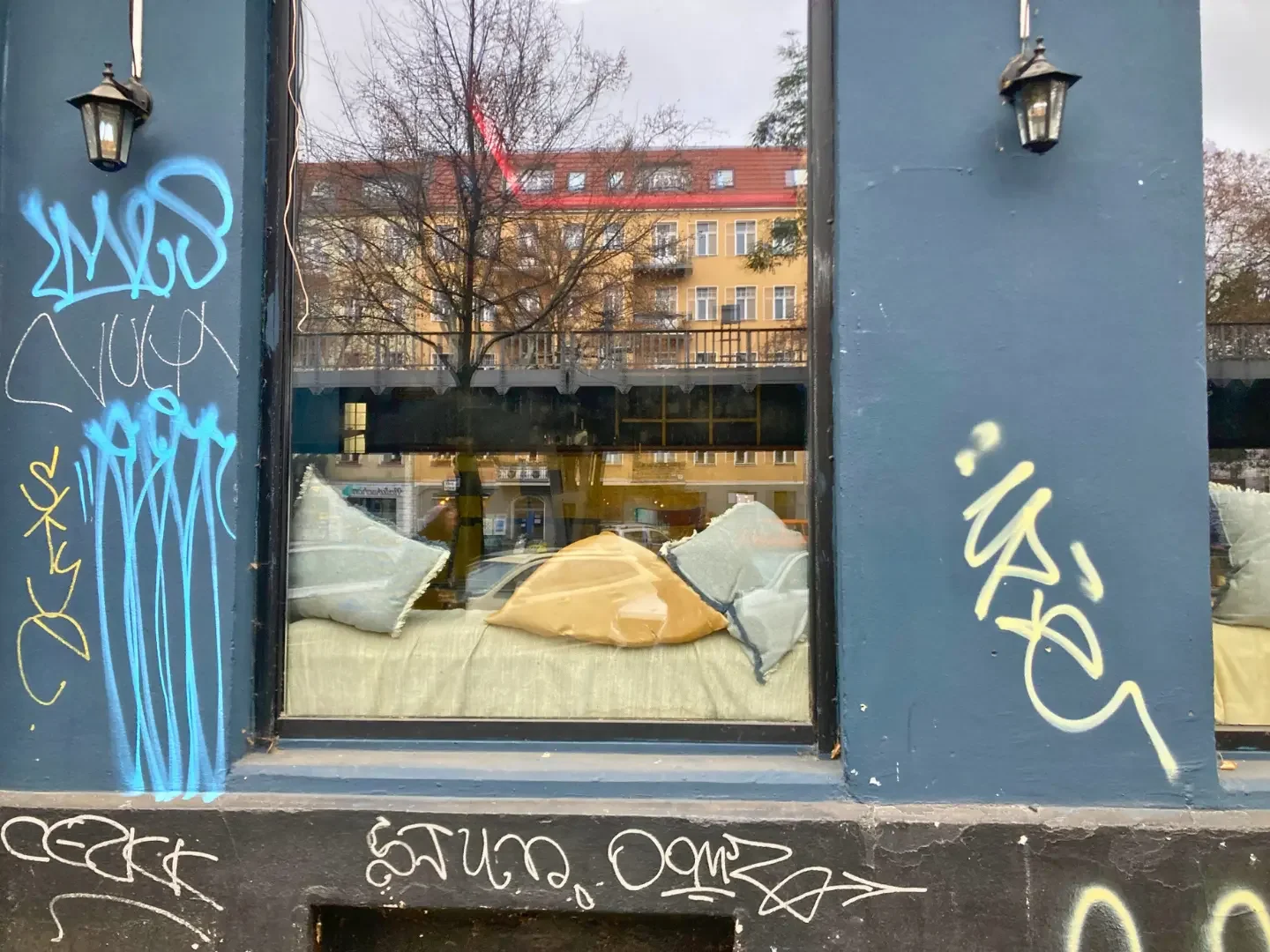 Biophilic Design - kreuzberg - berlin - germany - coffee shop - window - cushions - grafitit.webp