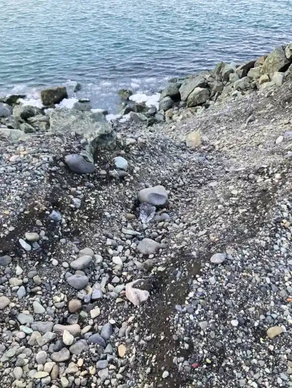 Copyright Knot Waste:  Iceland, Jökulsárlón Glacier Lagoon - Stone-filled banks with the odd ice diamond.