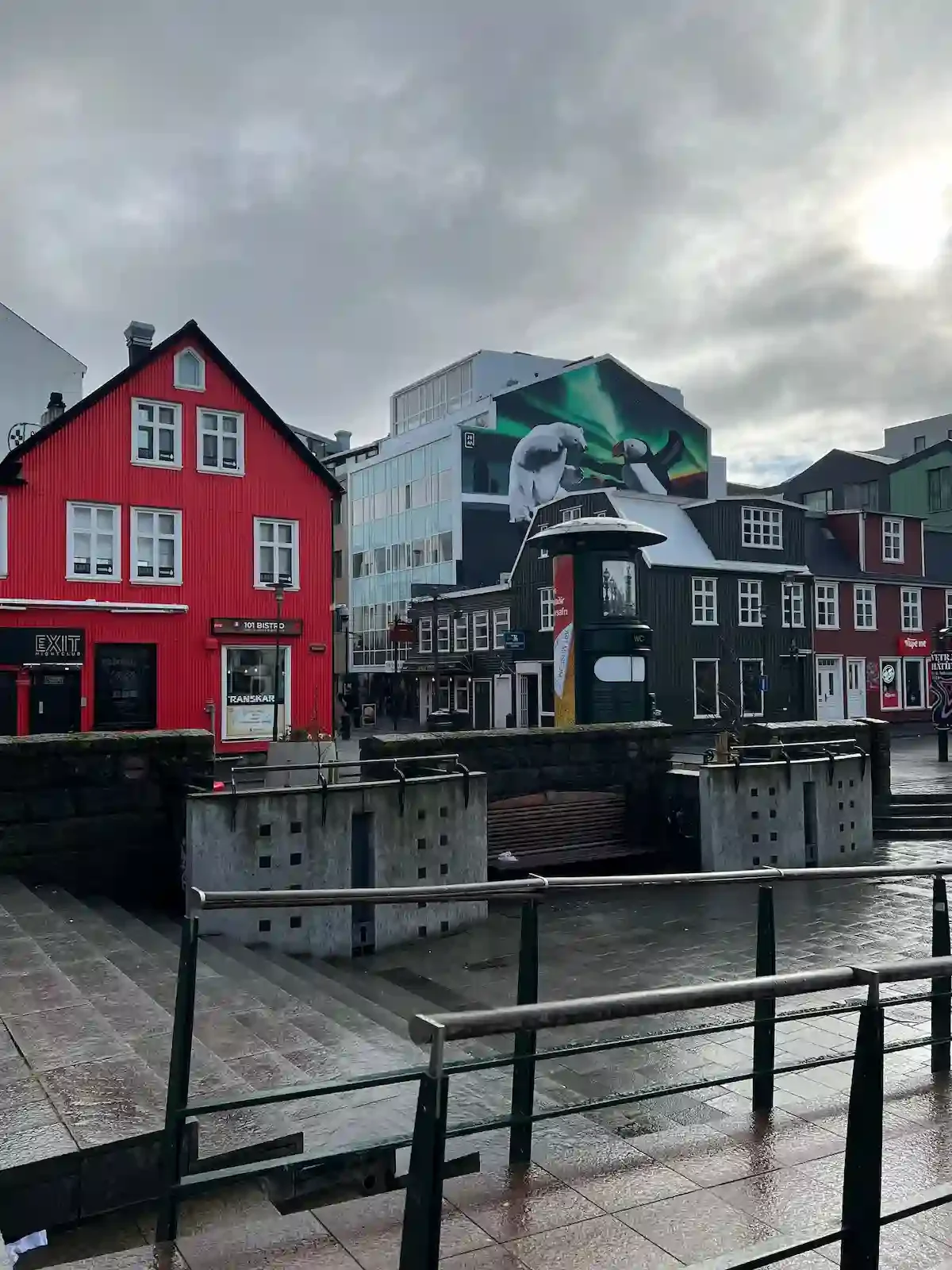 Copyright Knot Waste: Reykjavik, Iceland: A polar bear fighting a puffin as a city centre mural.