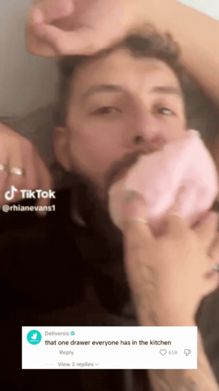 Deliveroo CM (1).gif