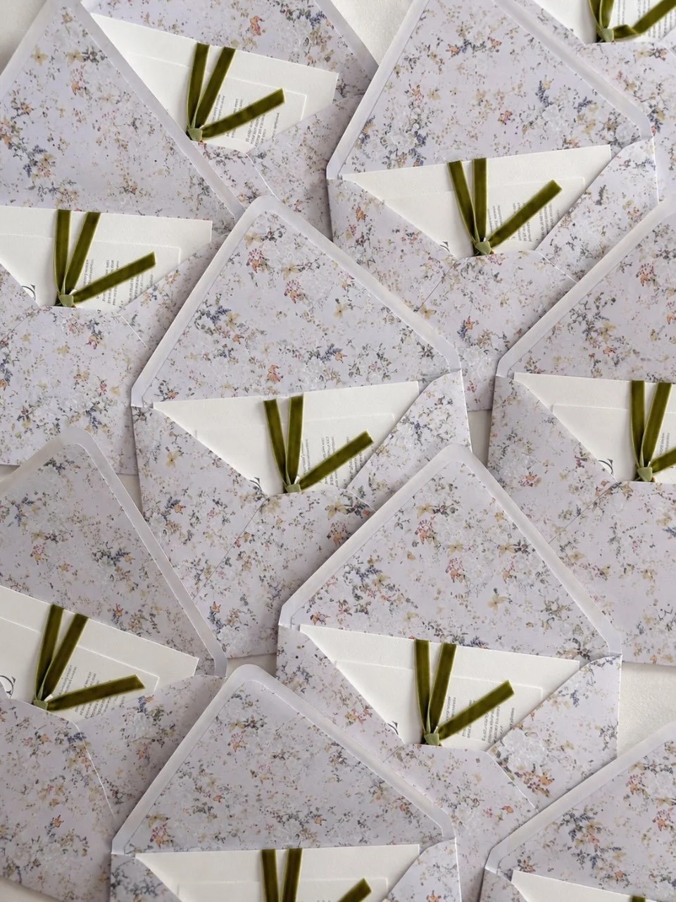 LUXURY ENVELOPES - loving these custom floral envelopes that elevate any stationery set! #luxuryweddings #weddinginvitation #bespokedesign #customart #weddinginspiration