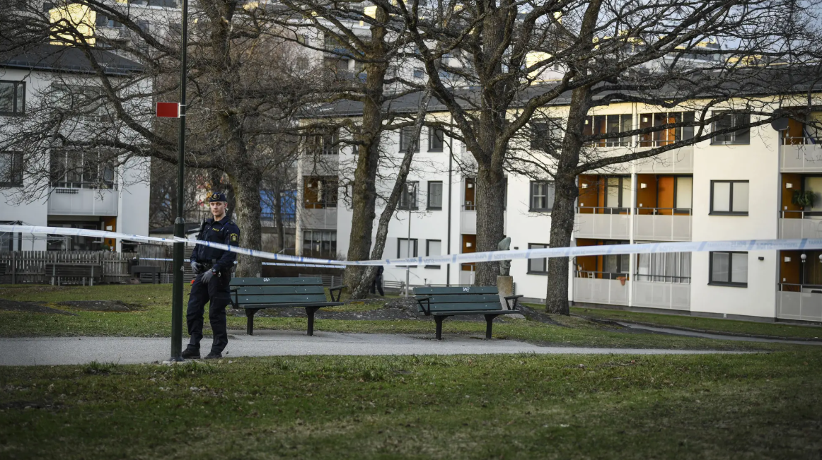Skottlossningar, som här i Skärholmen i april i år, liksom droghandel och sprängningar påverkar bostadspriser. Foto: Oscar Olsson/TT