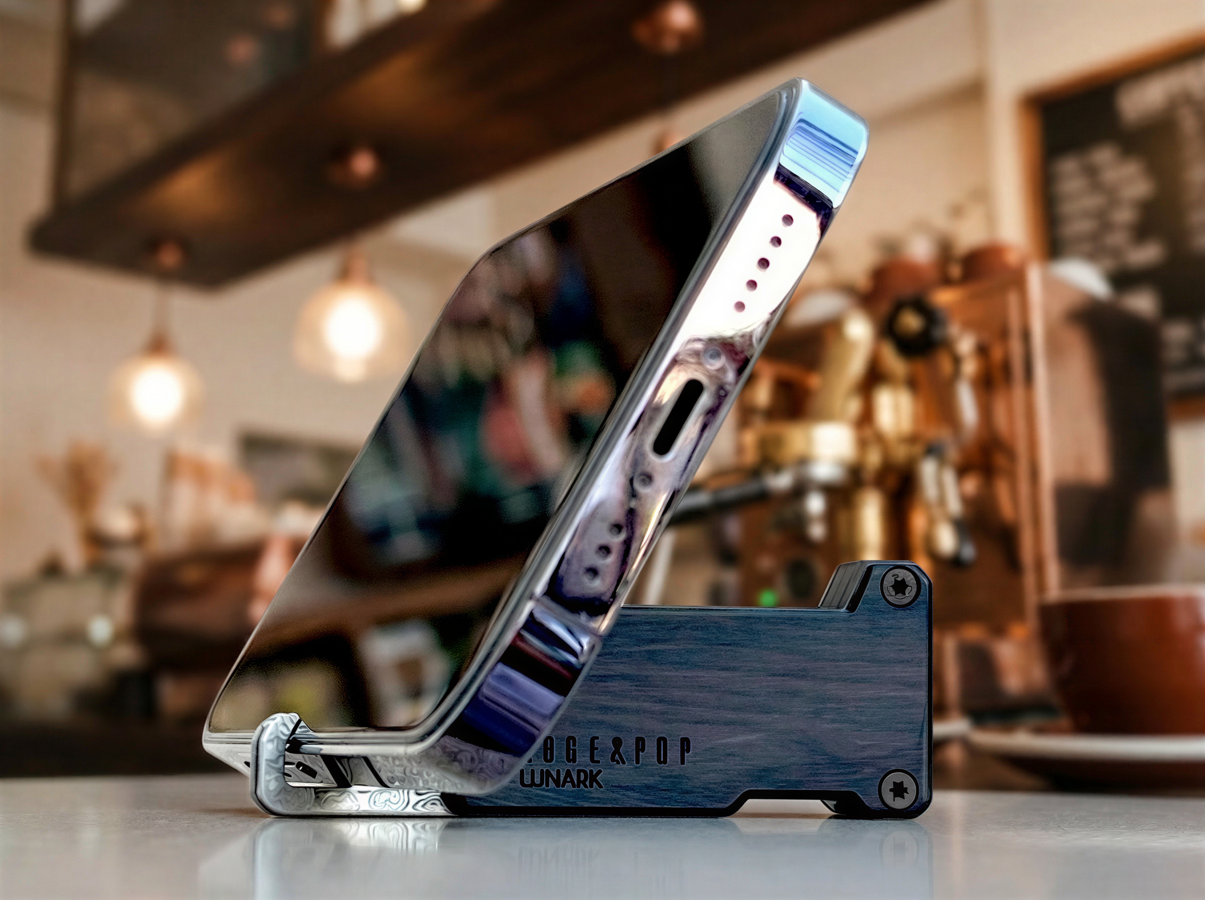 Edge & Pop Dual phone holder in landscape mode