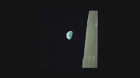 Anders 1968: Earth rising over lunar horizon, blue marble against black space – Apollo 8, first crewed lunar orbit