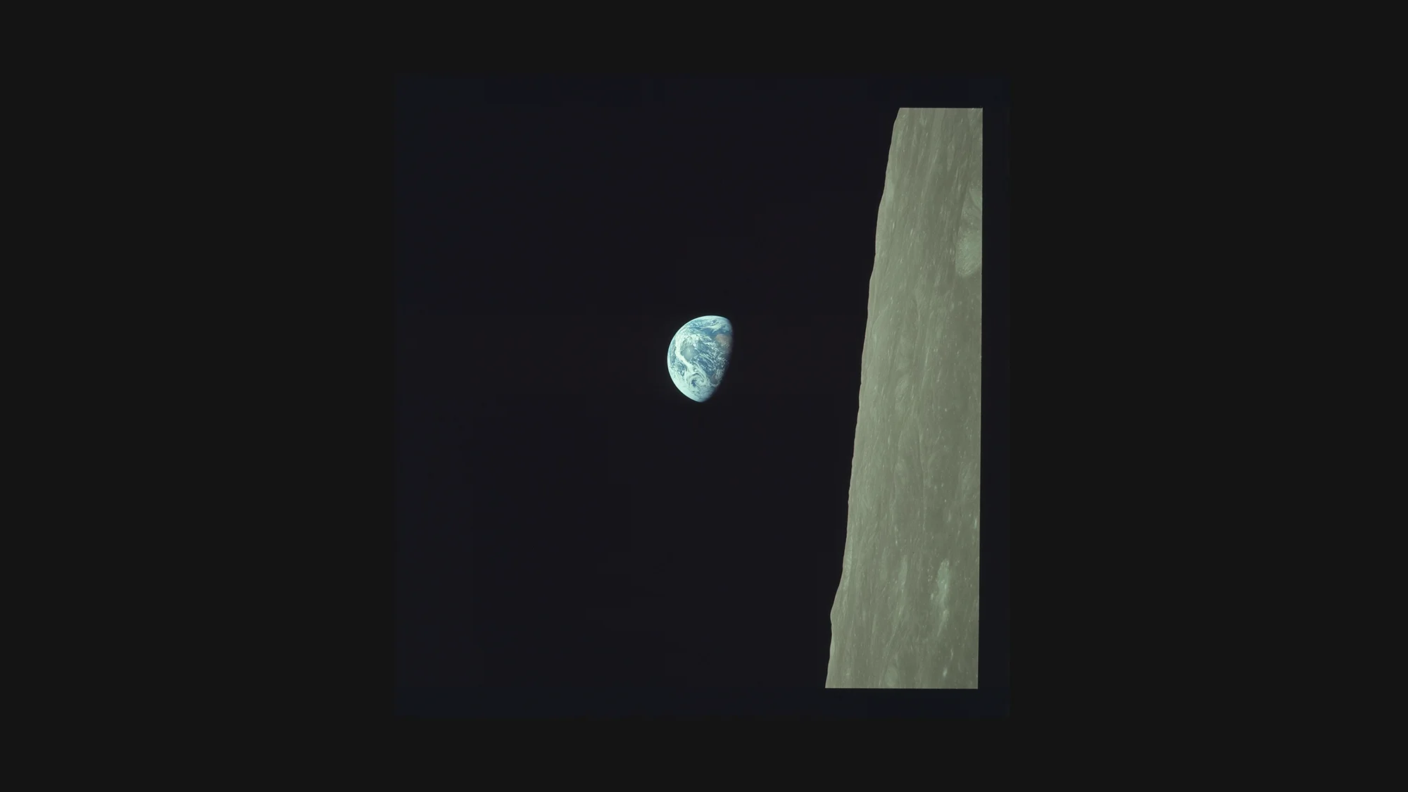 Anders 1968: Earth rising over lunar horizon, blue marble against black space – Apollo 8, first crewed lunar orbit