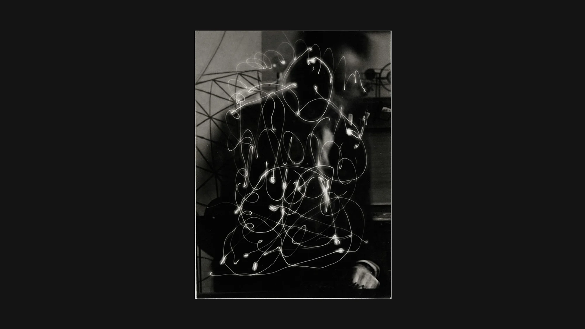 Man Ray 1935: light-painted self-portrait with luminous trajectory – pioneering light painting in gelatin silver print