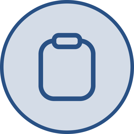 Ingenieros trabajando con un brazo robótico y maquinaria en un laboratorio industrial luminoso y moderno, mientras otros discuten datos cerca de un monitor.